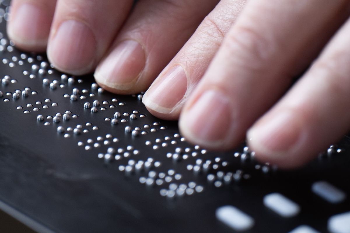 Fingers feeling Braille on the NewHaptics tactile display 