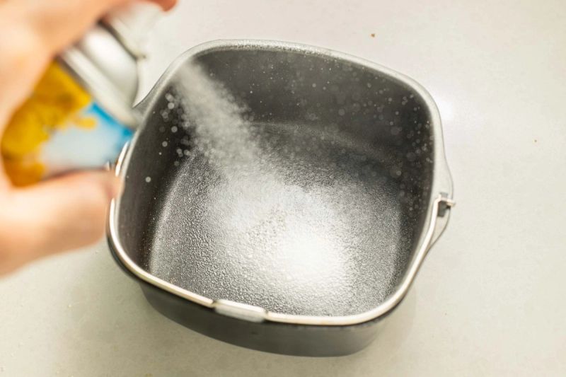 Spraying baking tin with oil Spraying baking tin with oil