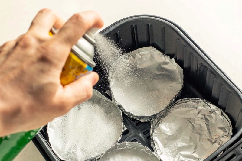 Spraying oil into aluminum foil moulds