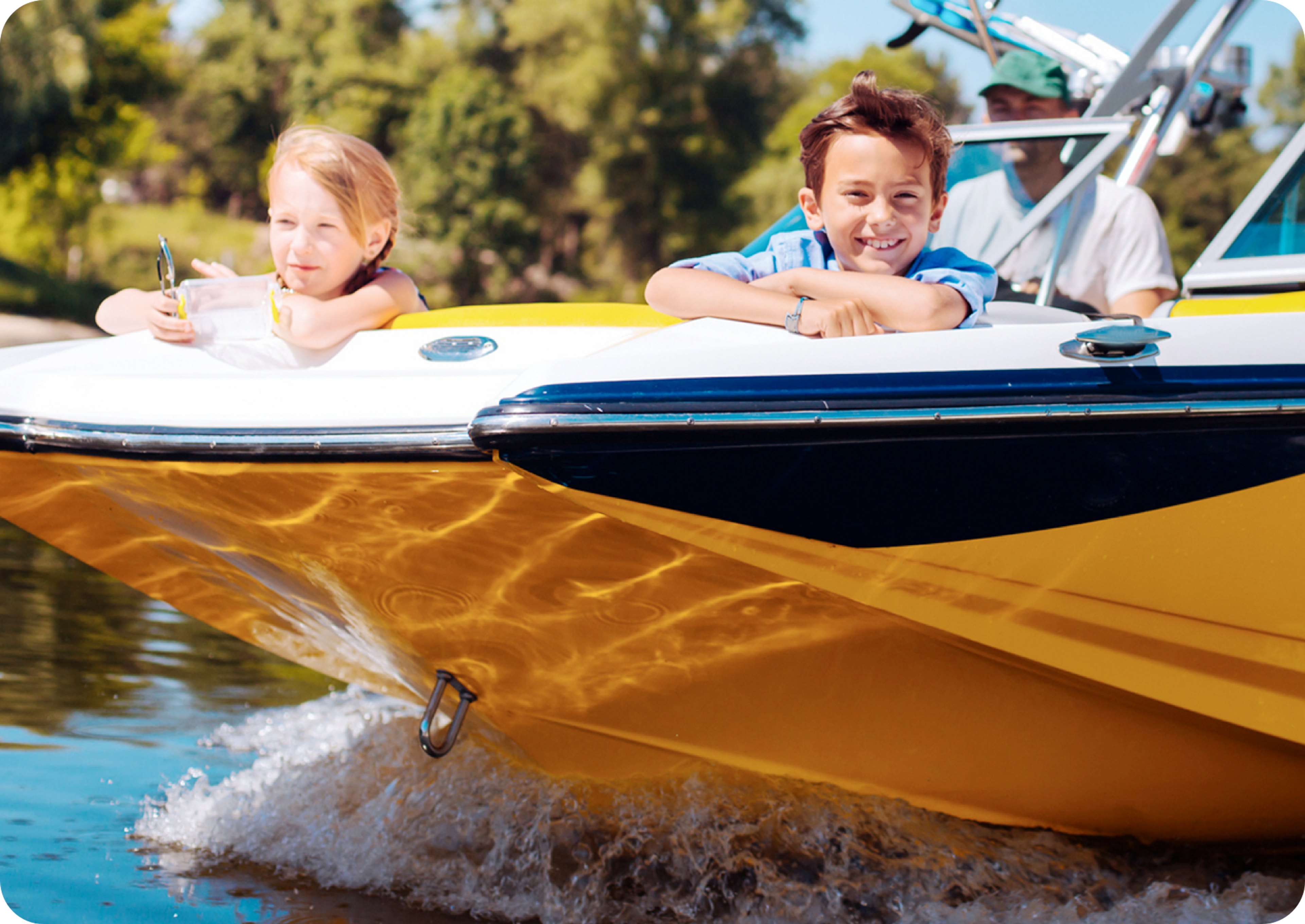 Photo d'un petit bateau orange, blanc et noir avec, comme passager, un jeune garçon, une fillette et un adulte de race blanche aux commandes