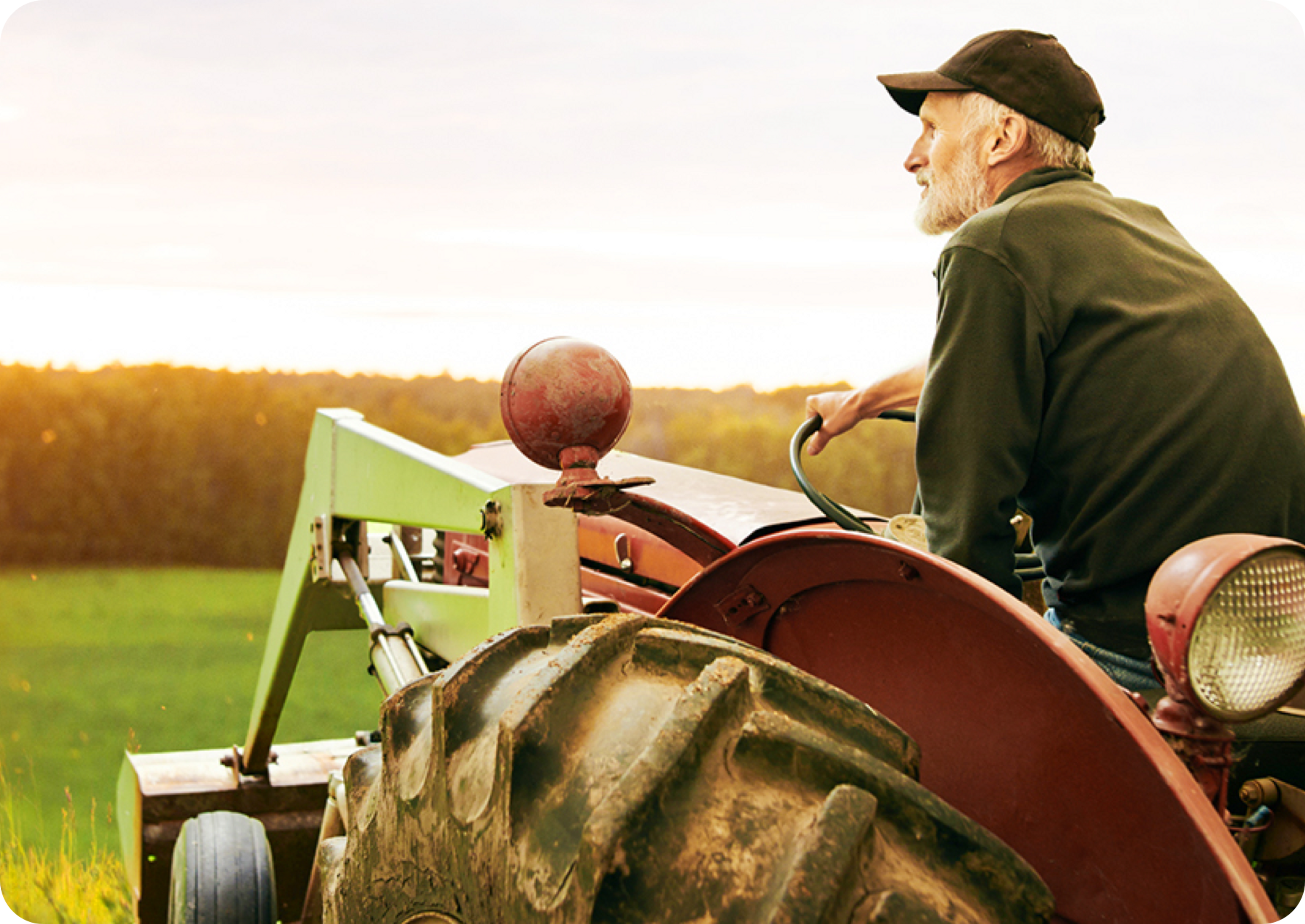 Photo d'un homme âgé conduisant un tracteur agricole