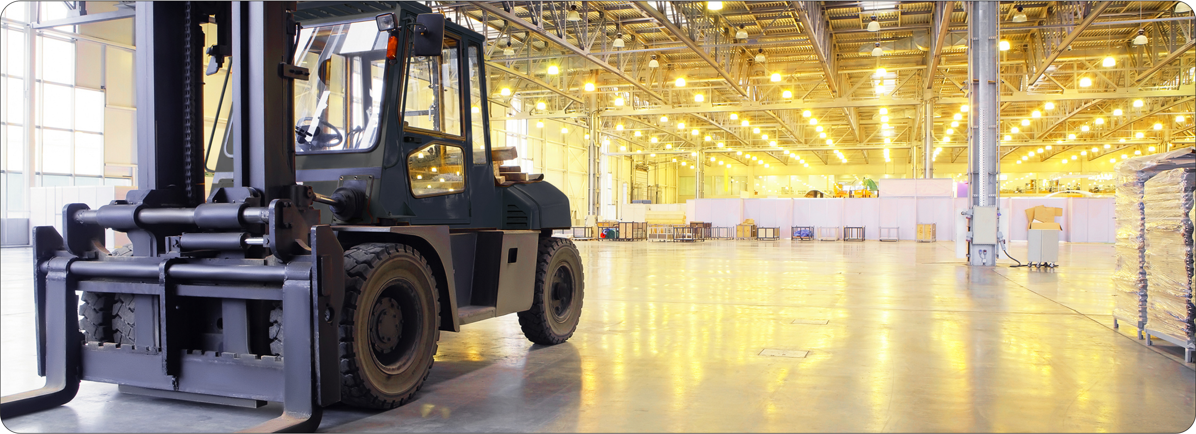 Picture of a warehouse with one forklift inside it