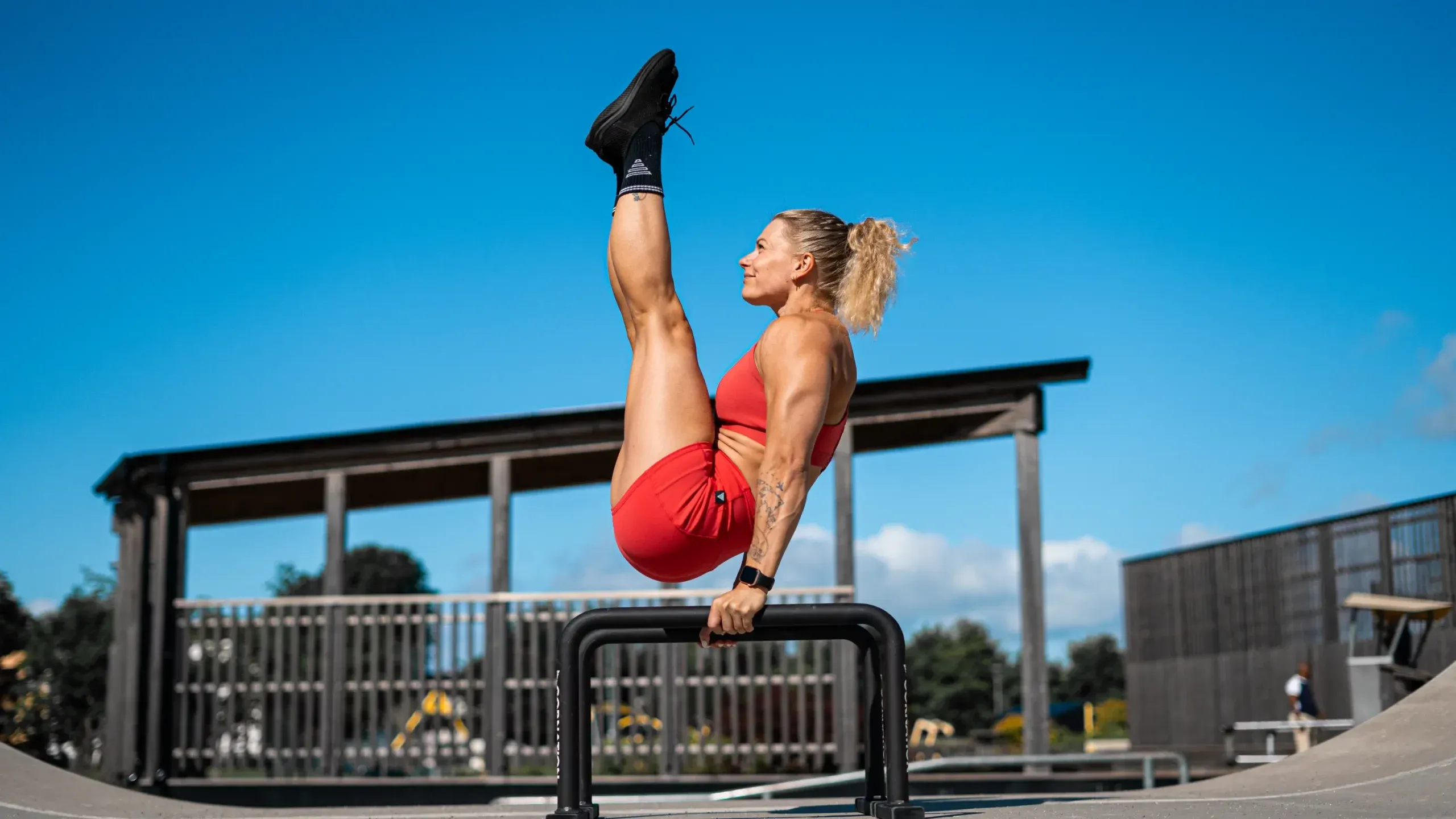 En proffs calisthenics-atlet demonstrerar V-Sit övningen