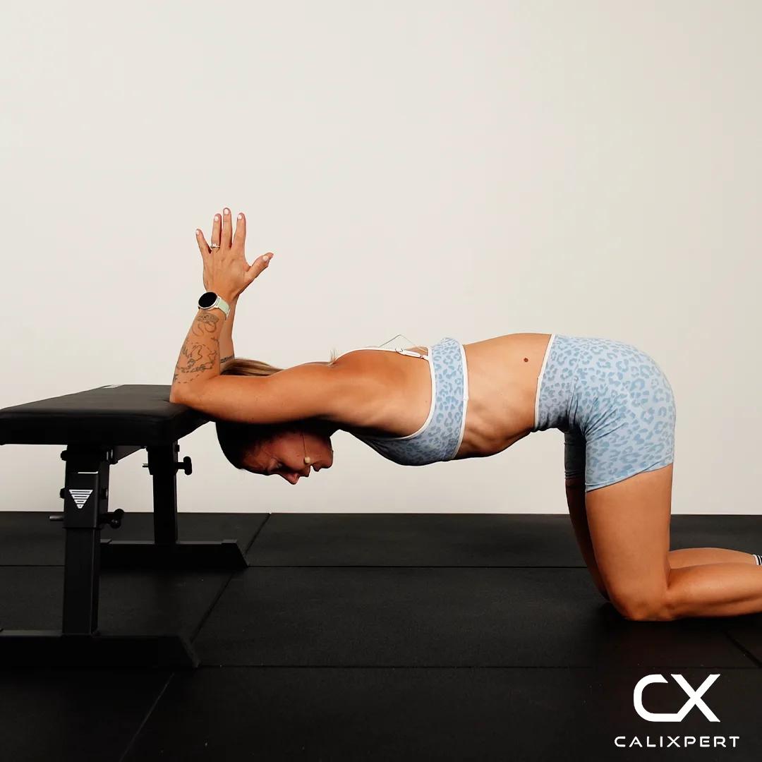 Axelflexionsstretch på Bänk