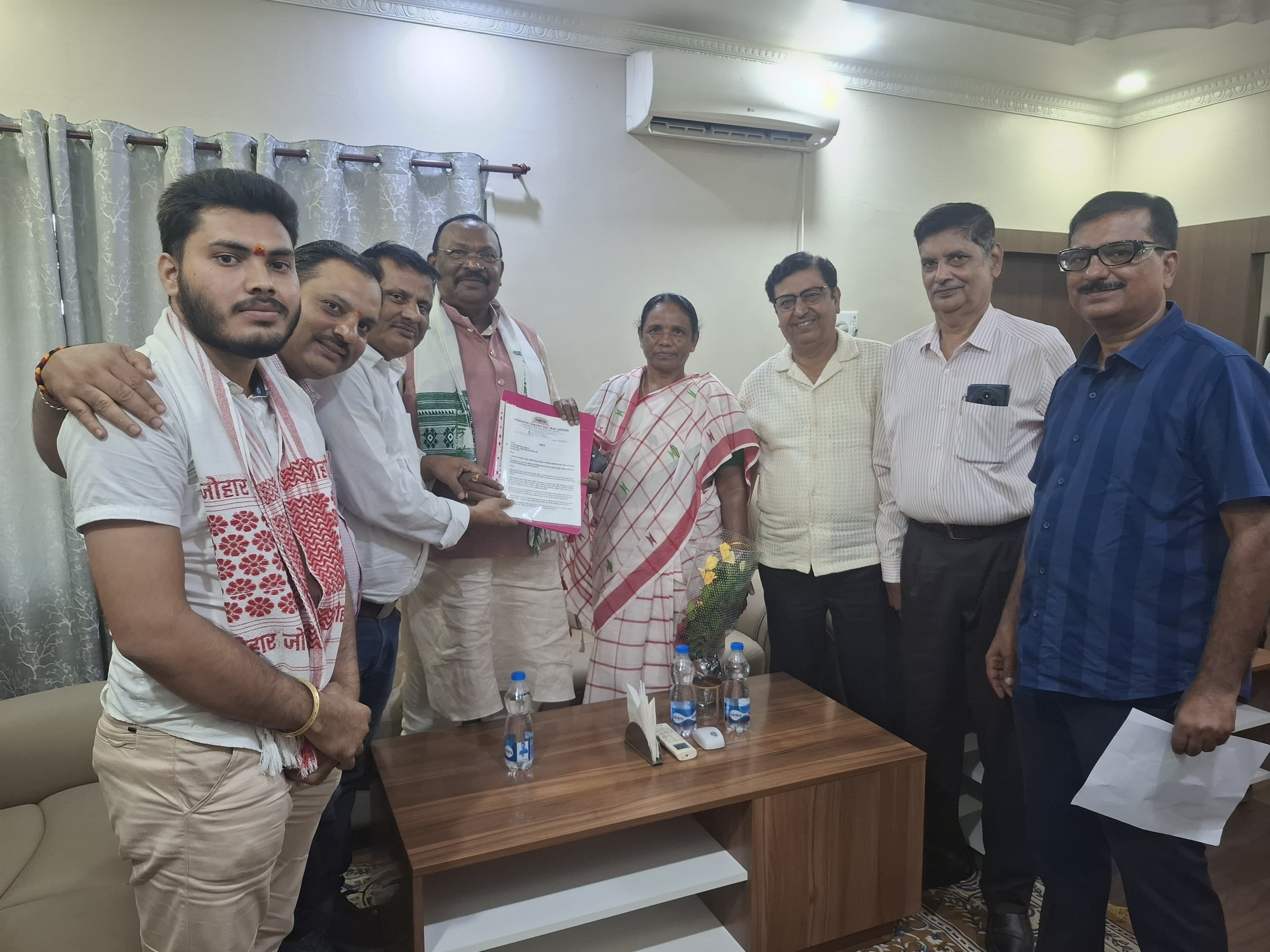 टाटानगर-सहरसा-कटिहार के बीच सीधी रेल सेवा की मांग, सांसद को सौंपा ज्ञापन - 2