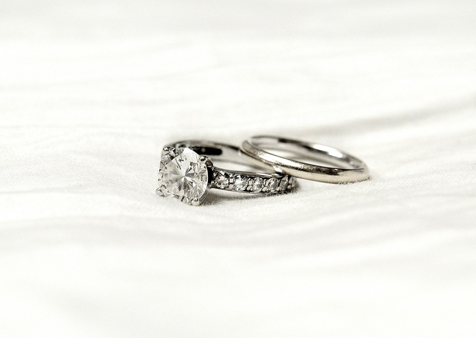 A round diamond solitaire ring