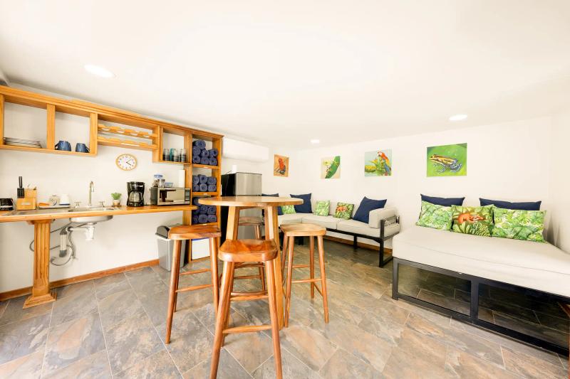 Casa Vista Verde Pool lounge table centered