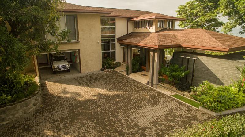 Casa Contee driveWayEntrance