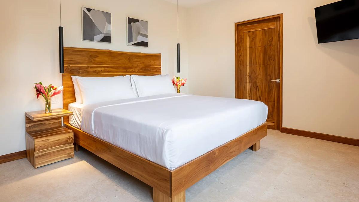Live edge teak headboard and pendant lights in a Casa Dos Cascadas bedroom