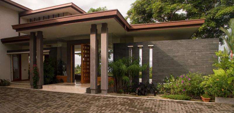 Casa Contee frontEntrance