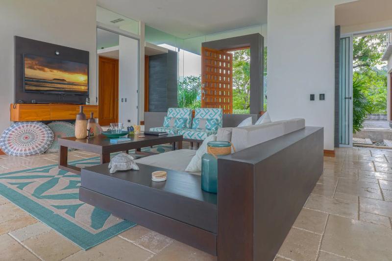 Casa Contee livingroomeditWithTV