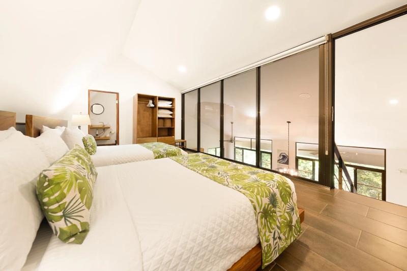 Casa Vista Verde Binds open