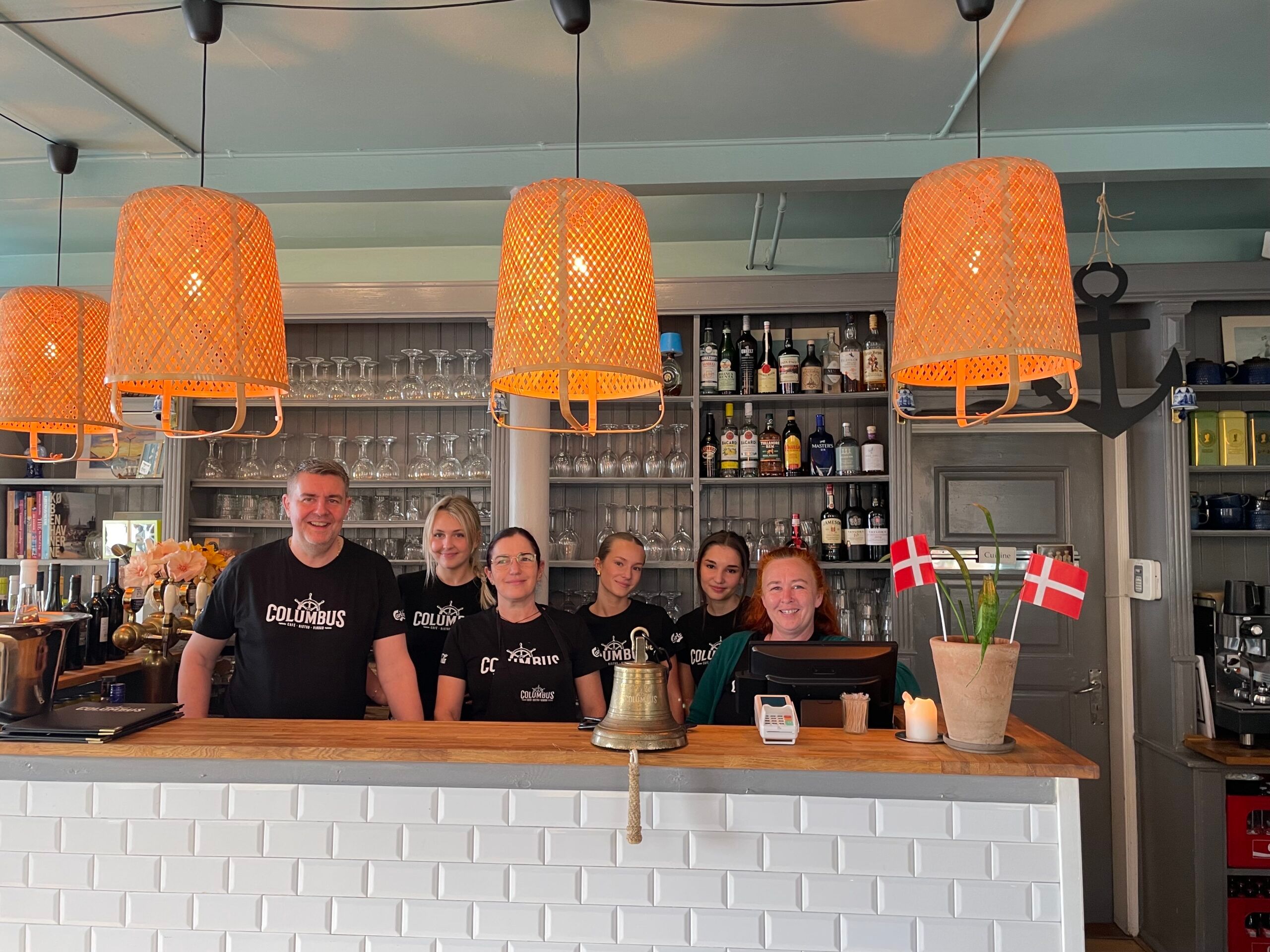 Holdet hos Café Columbus samlet bag baren