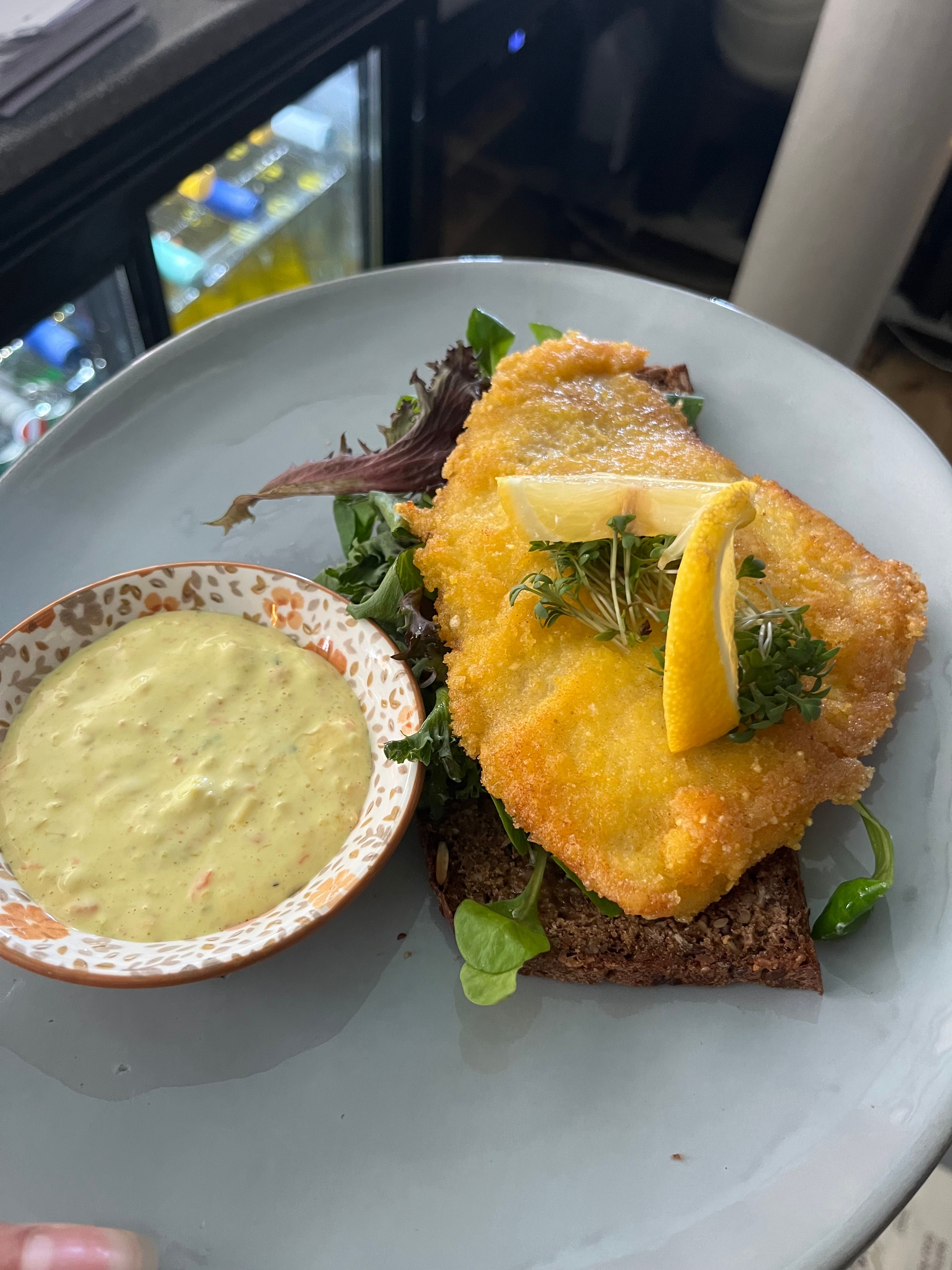 Hjemmepaneret fiskefilet på brød