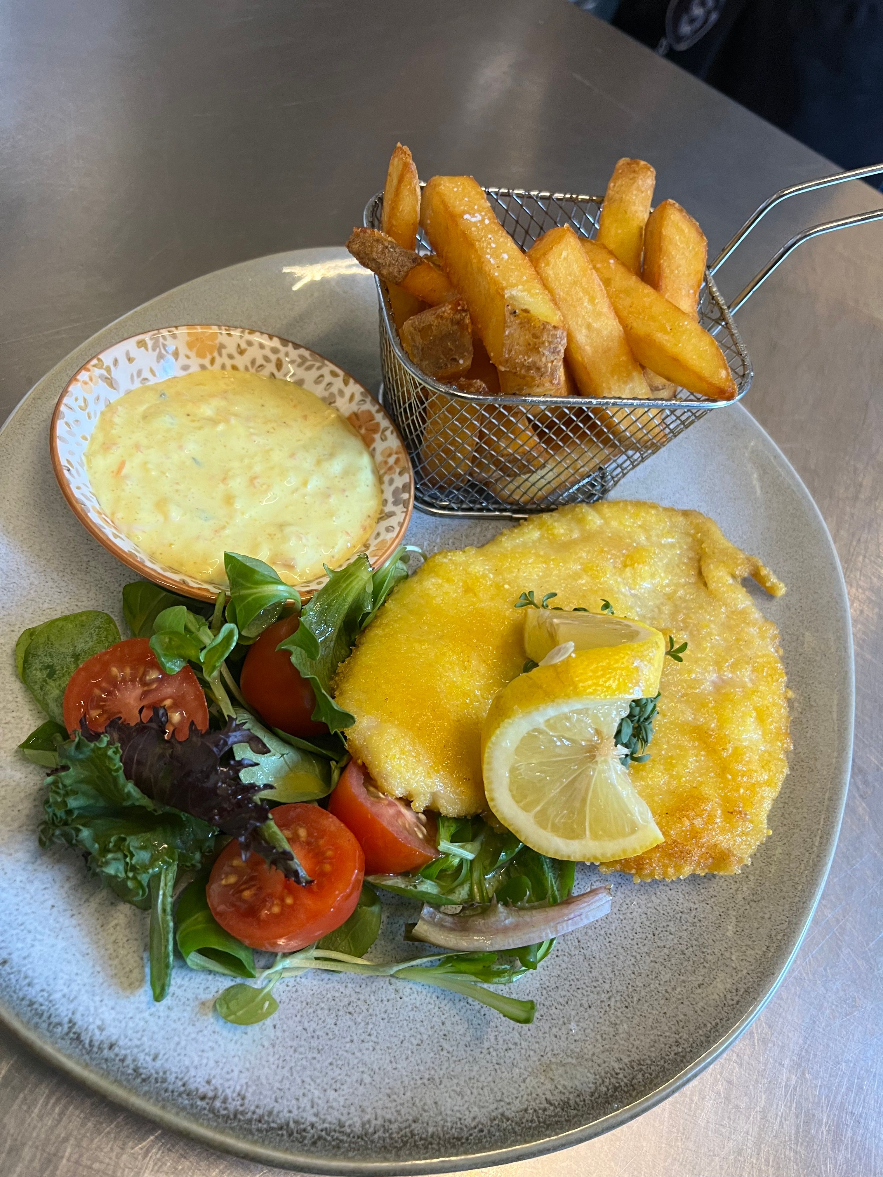 Hjemmepaneret fiskefilet med fritter