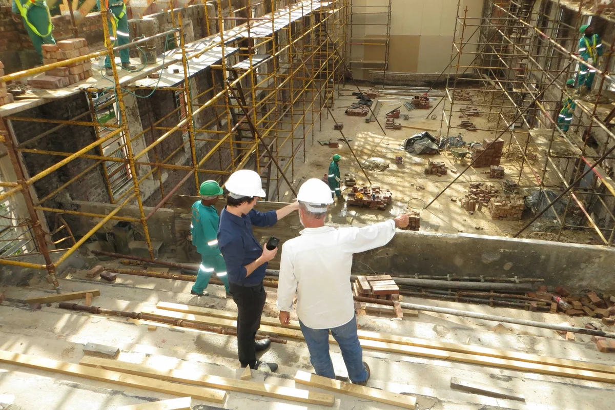 Bauleiter auf der Baustelle