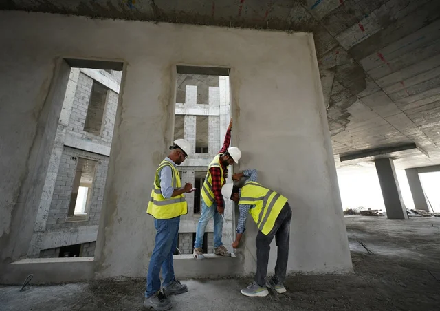 Bauleiter auf der Baustelle braucht Bauleiter-Software