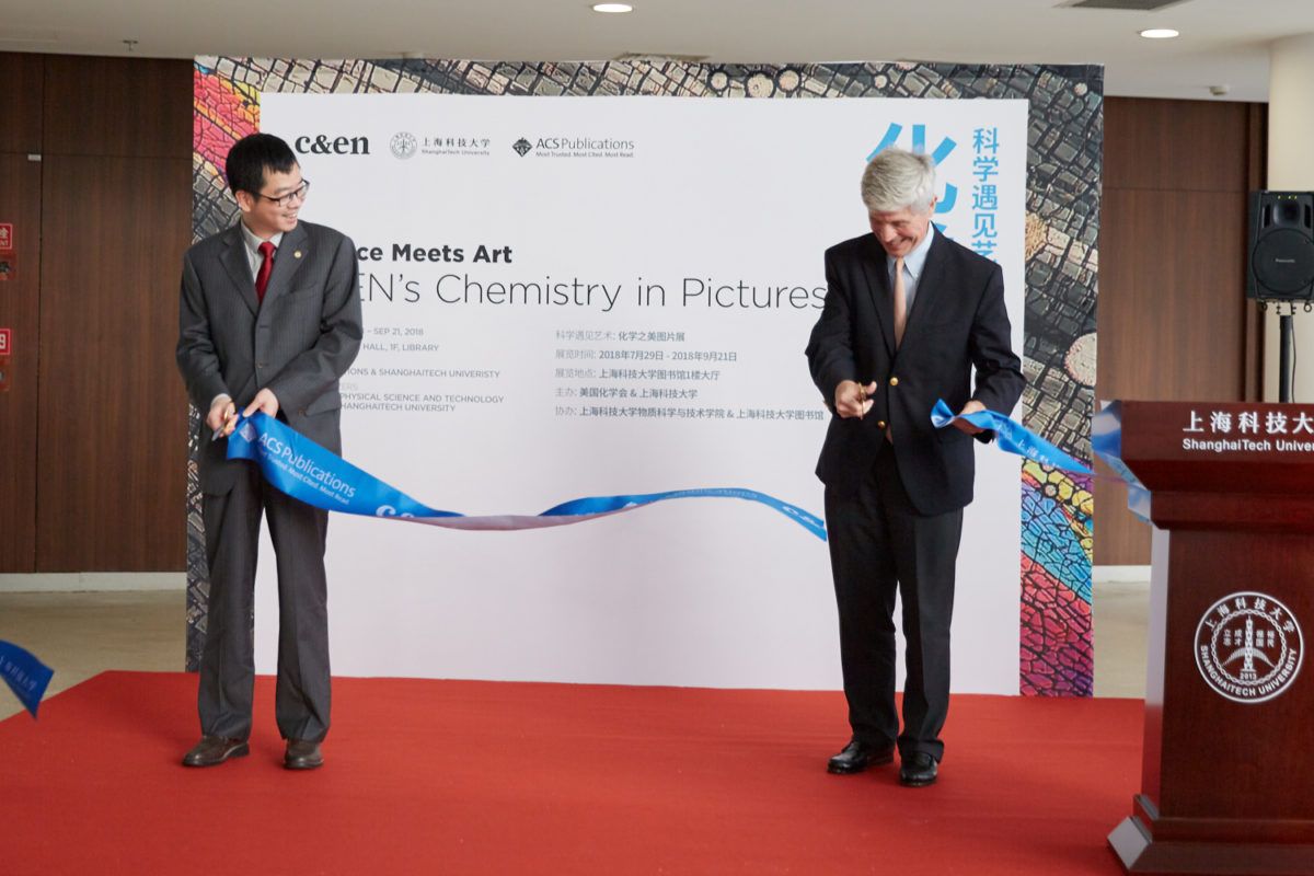Dr. Tom Connelly and ShanghaiTech University Vice President Dr. Ruxin Li, cutting the ribbon to Science Meets Art: C&amp;EN’s Chemistry in Pictures exhibition. Photography: Fei Luo.