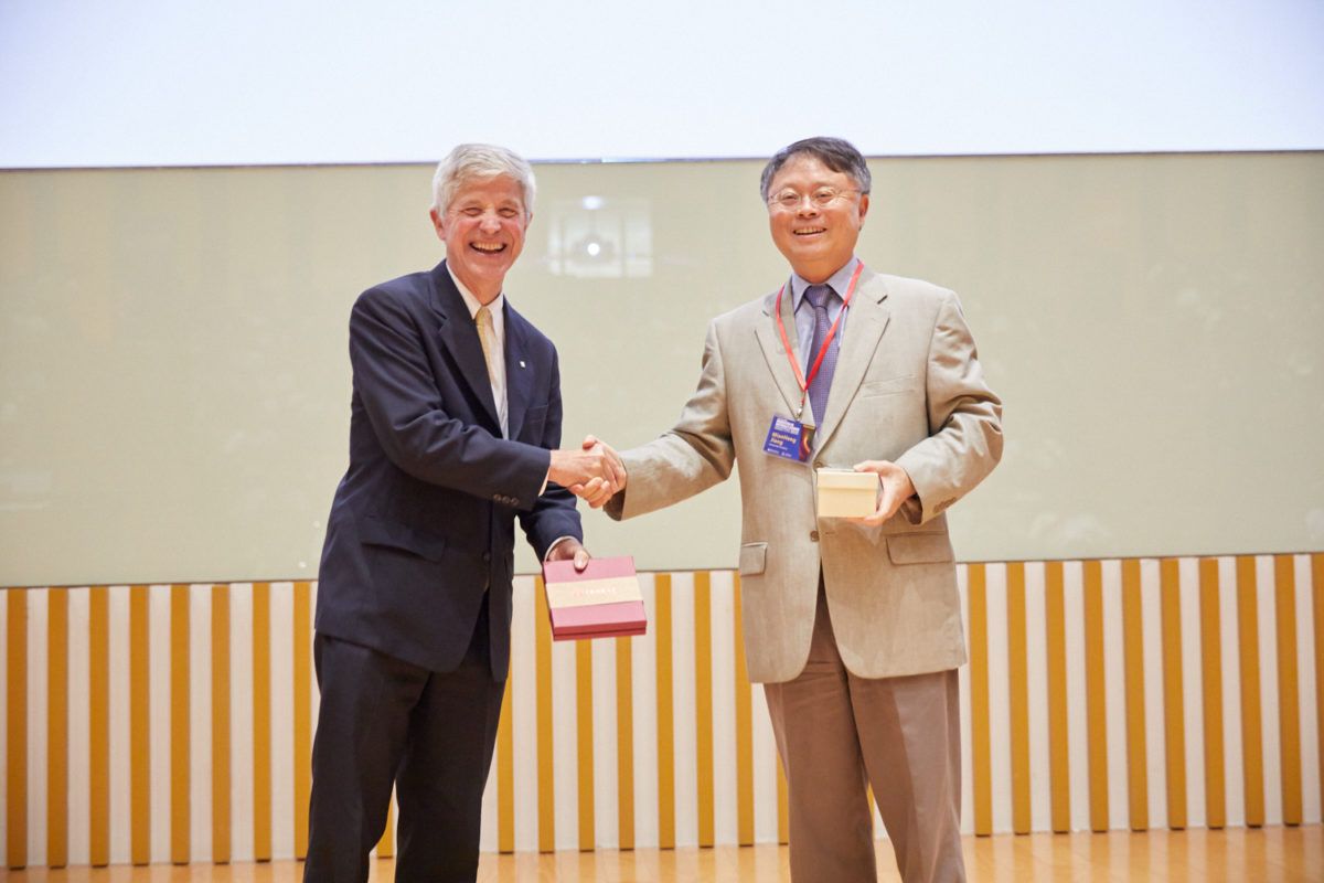 Dr. Jiang Mianheng, the President of ShanghaiTech University and the American Chemical Society’s Executive Director and CEO, Dr. Tom Connelly. Photography: Fei Luo.