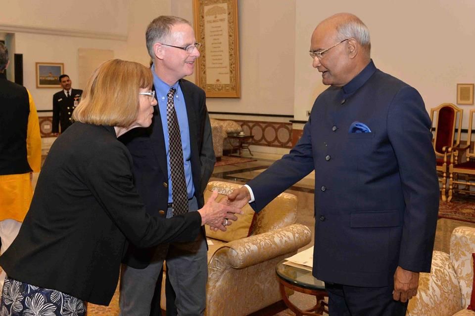 Kirk and Barbara Schanze greet President Kovind. Click to enlarge. (Credit: The Rashtrapati Bhavan)