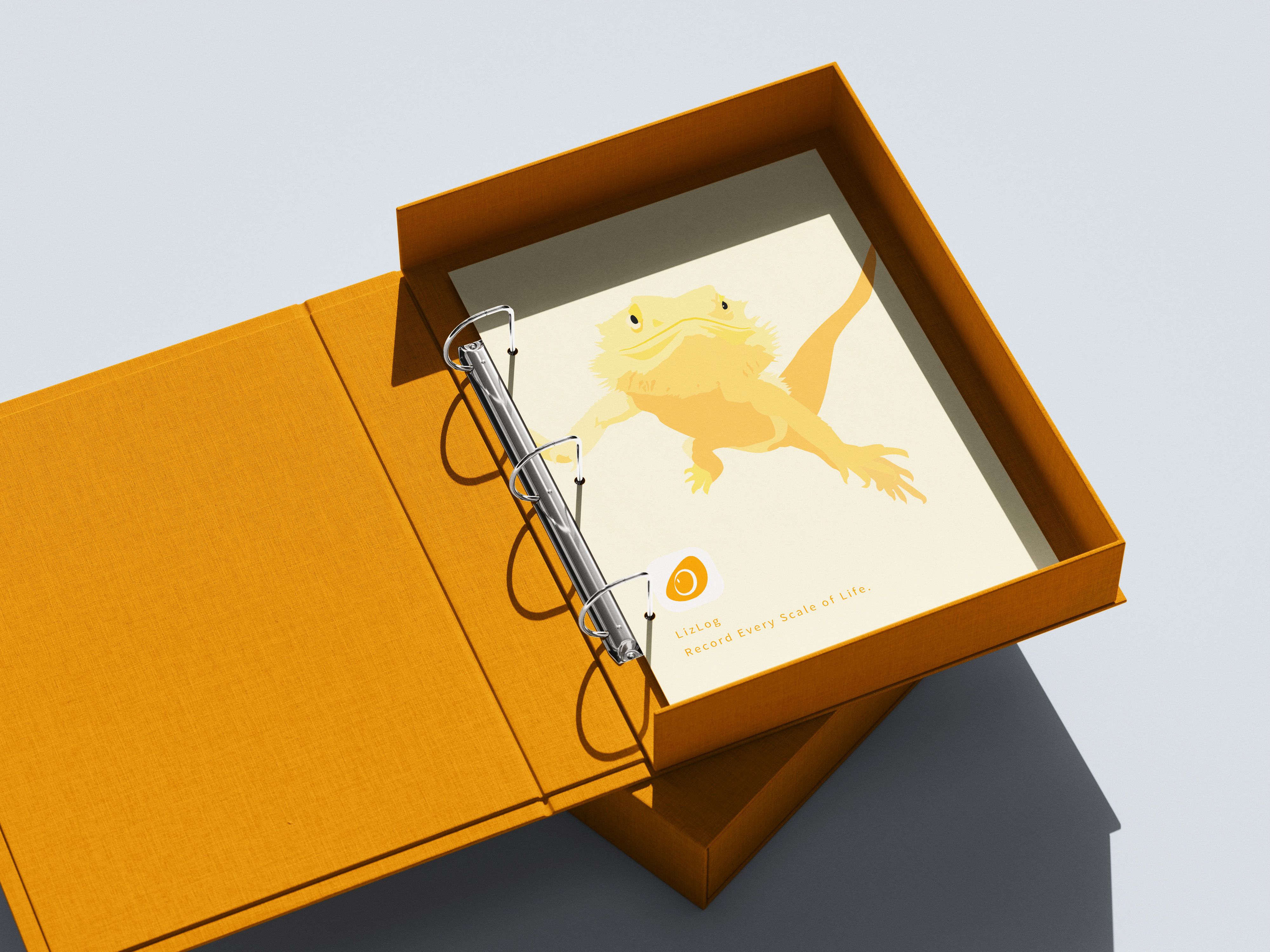 蜥日日記 品牌識別應用於橘色活頁照護紀錄冊的 mockup 。