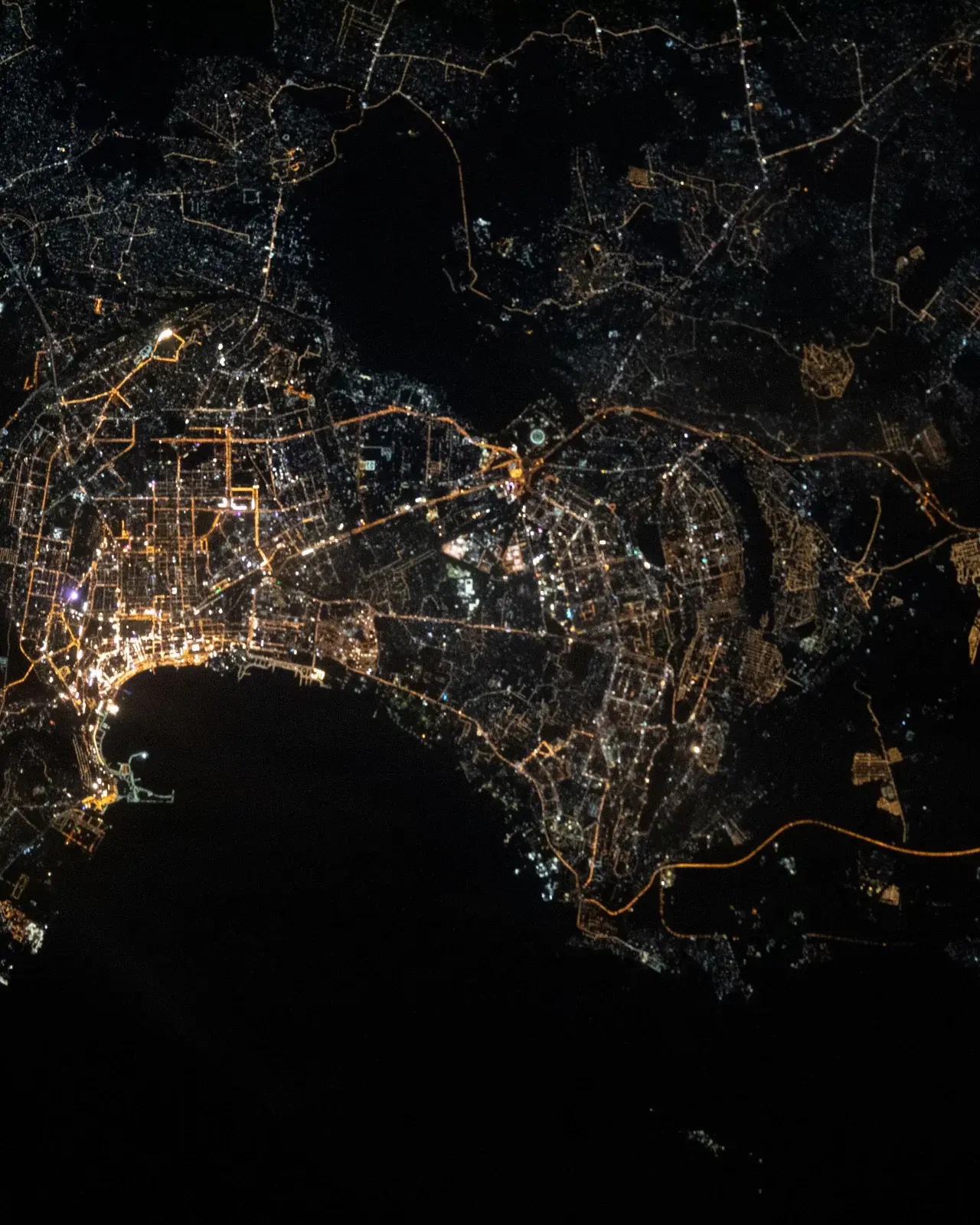 Światła Baku nad Morzem Kaspijskim nocą, sfotografowane z Międzynarodowej Stacji Kosmicznej