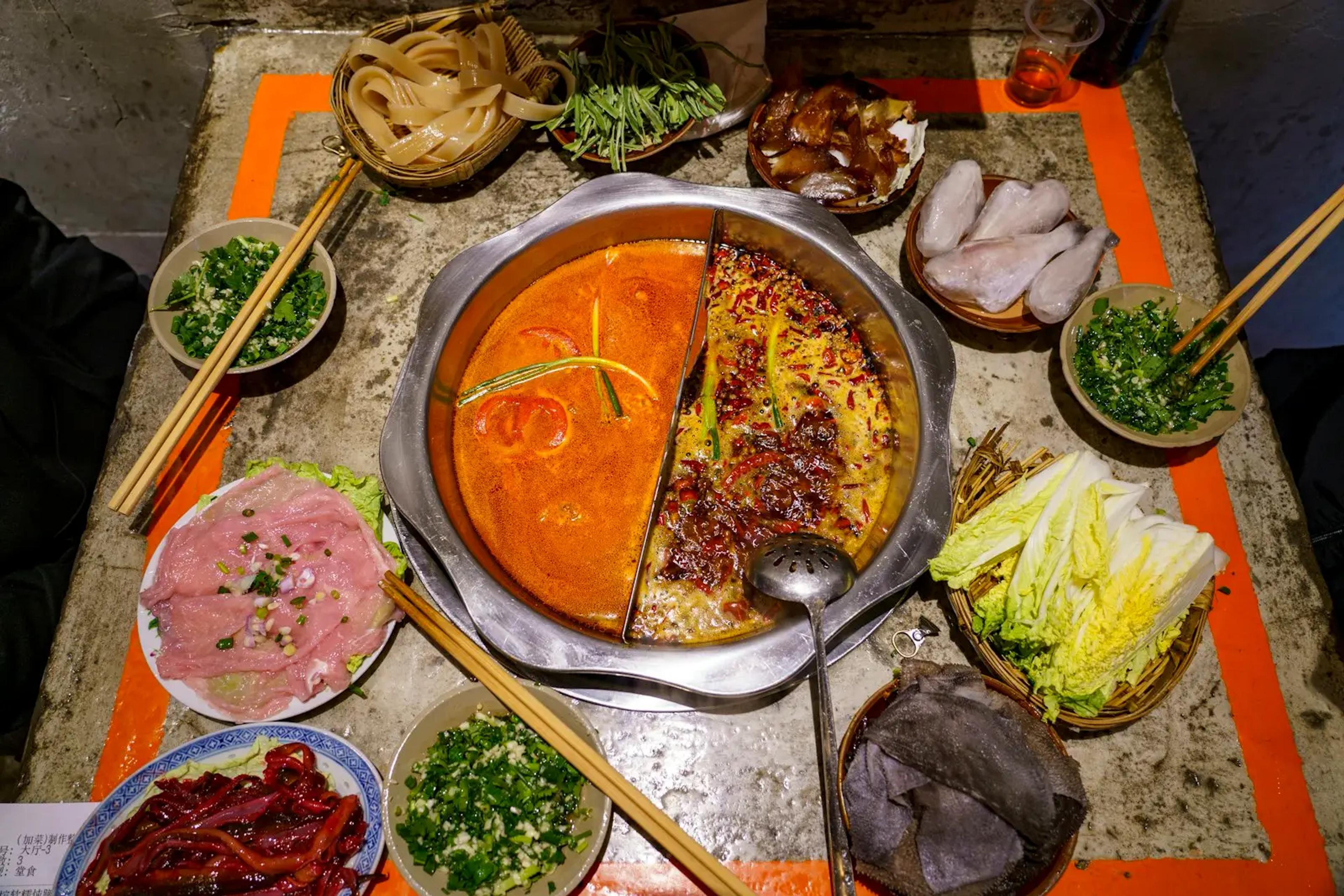 Makan hot pot bersama rombongan di Chongqing