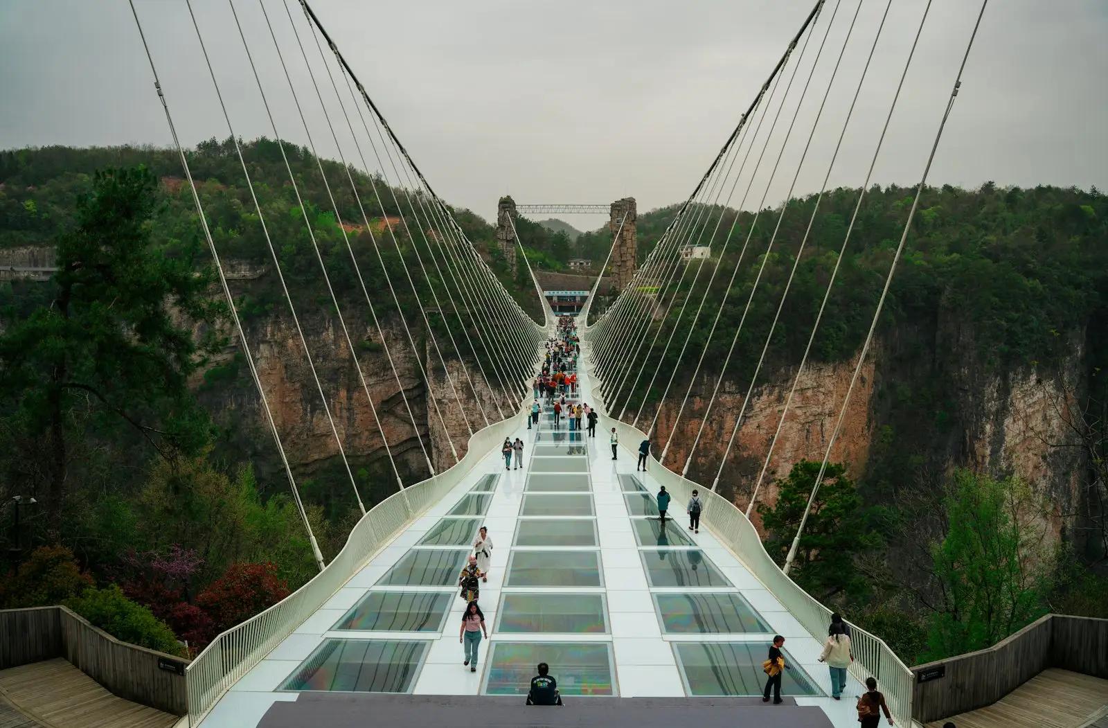 Rombongan wisatawan di jembatan kaca Zhangjiajie