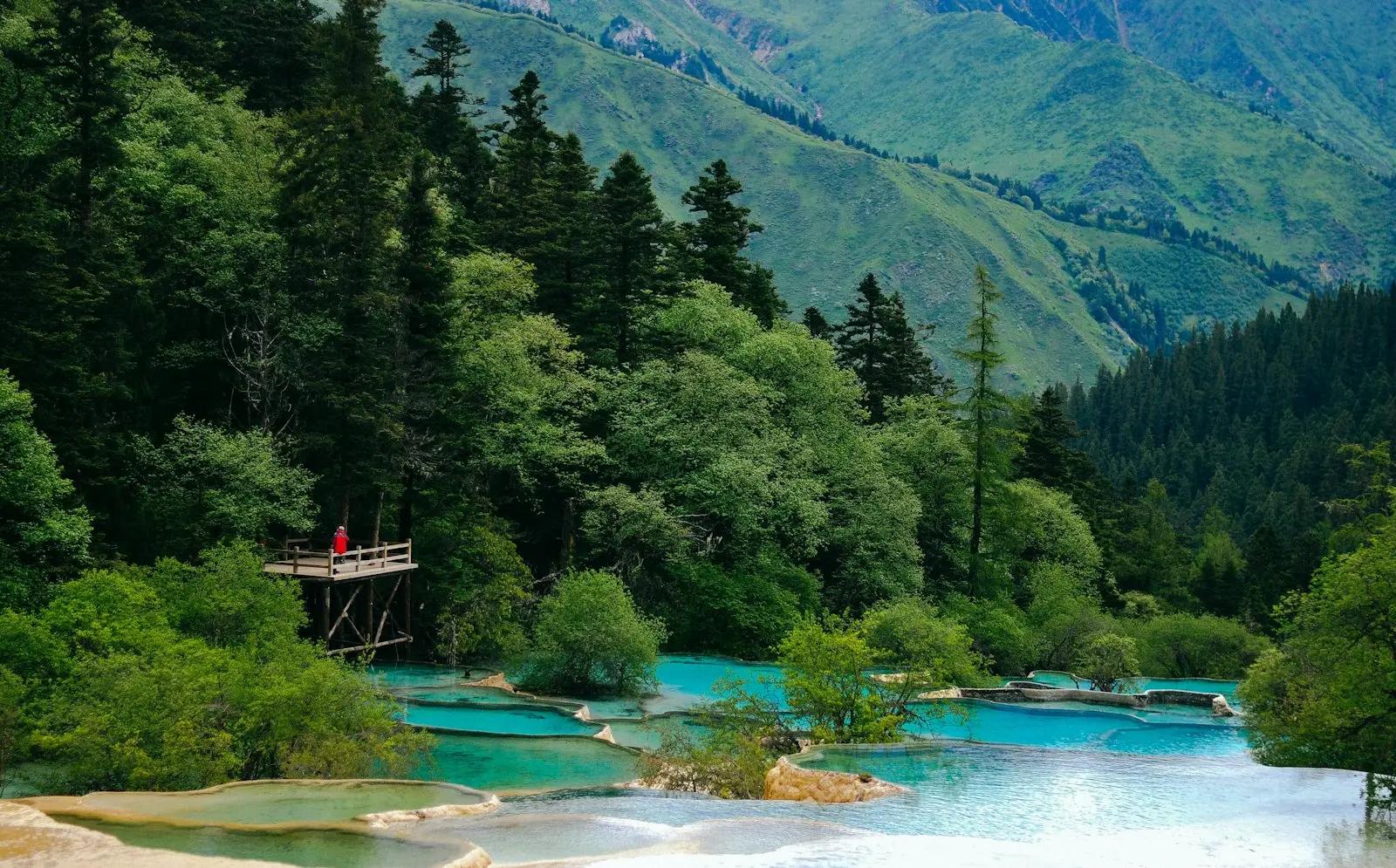 Danau hijau jernih di lembah Jiuzhaigou