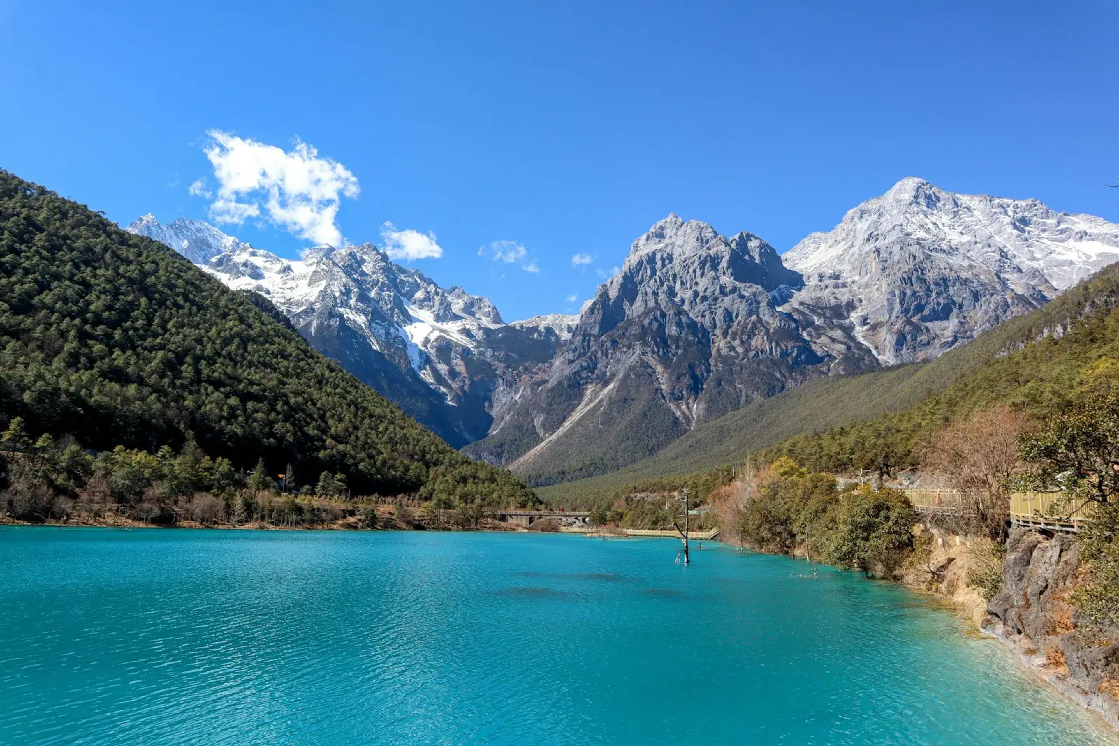 Danau biru di kaki Jade Dragon Snow Mountain, Lijiang