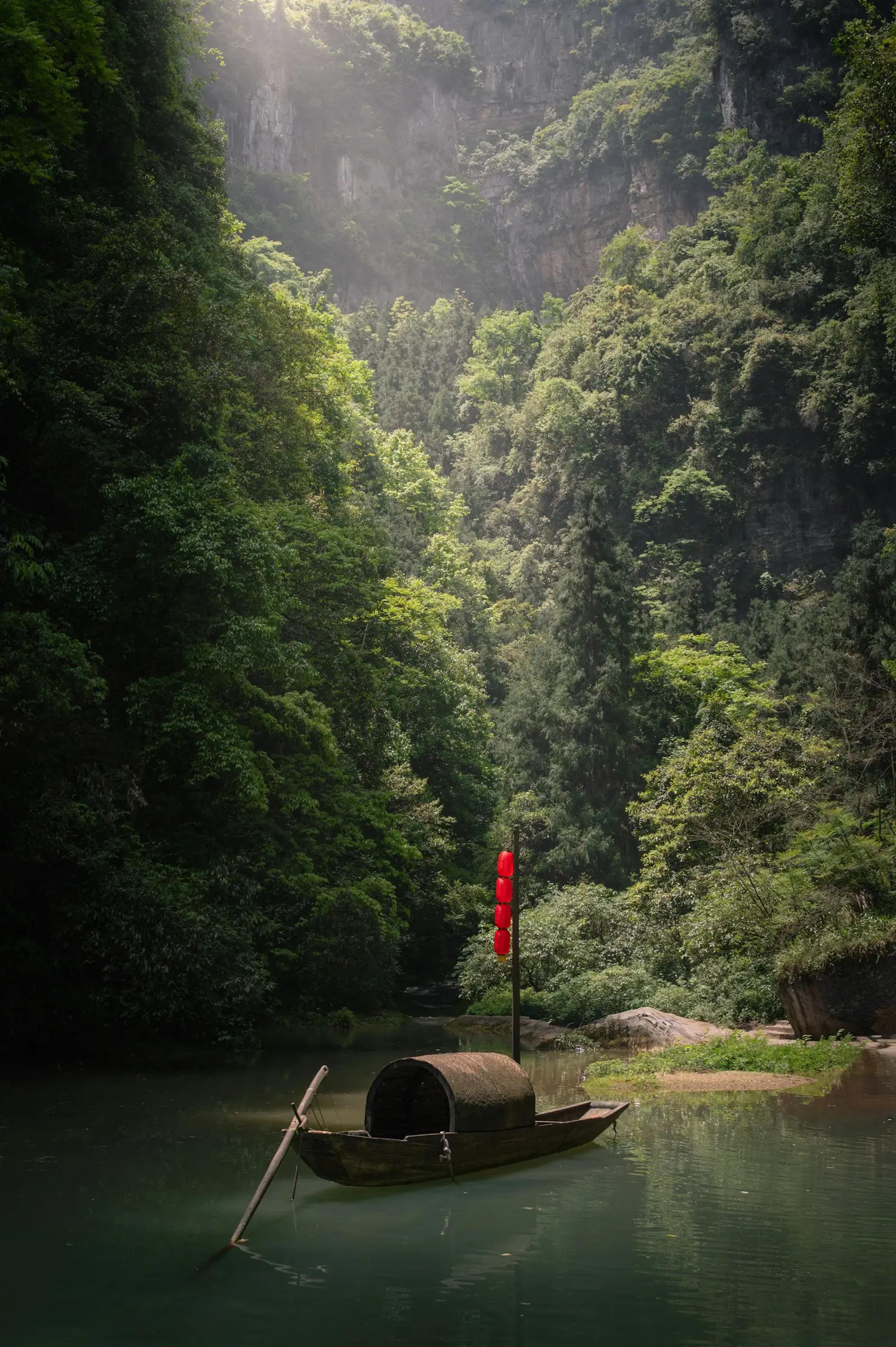Perahu berlampion di sungai Wulong
