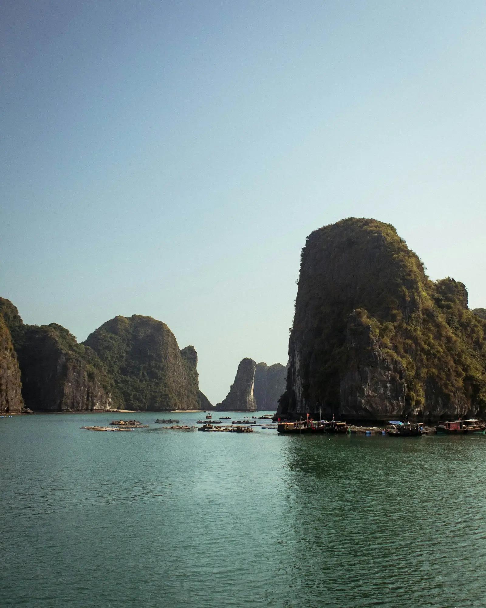 Kapal di dekat tebing karst Teluk Ha Long