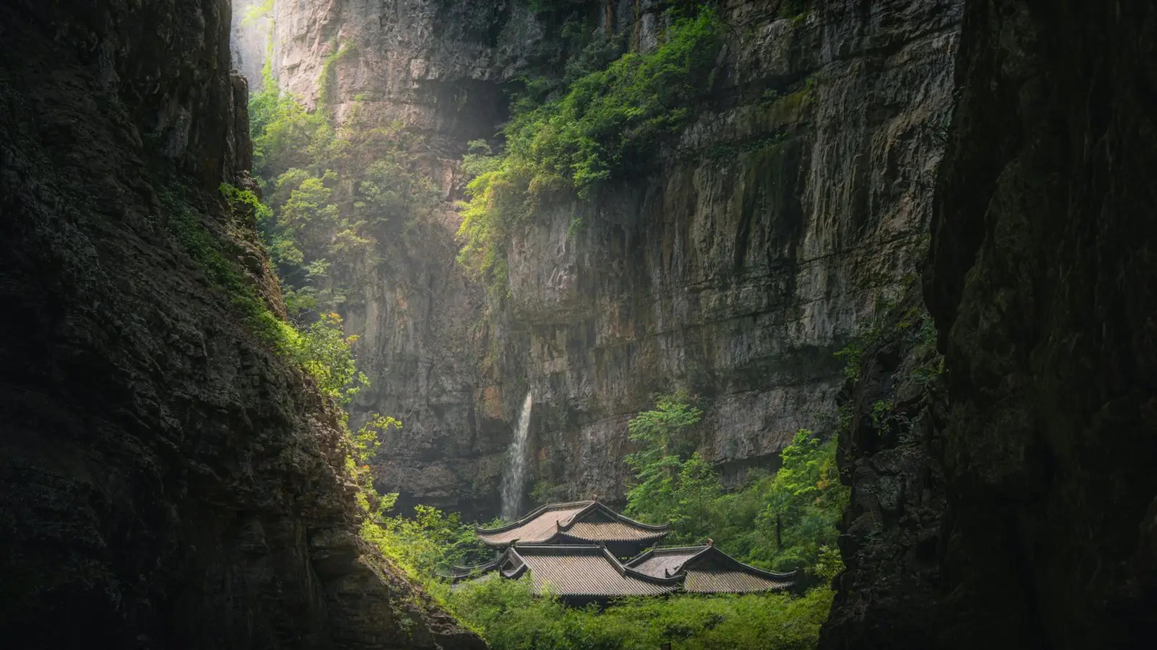 Air terjun jatuh ke lembah tersembunyi di Wulong