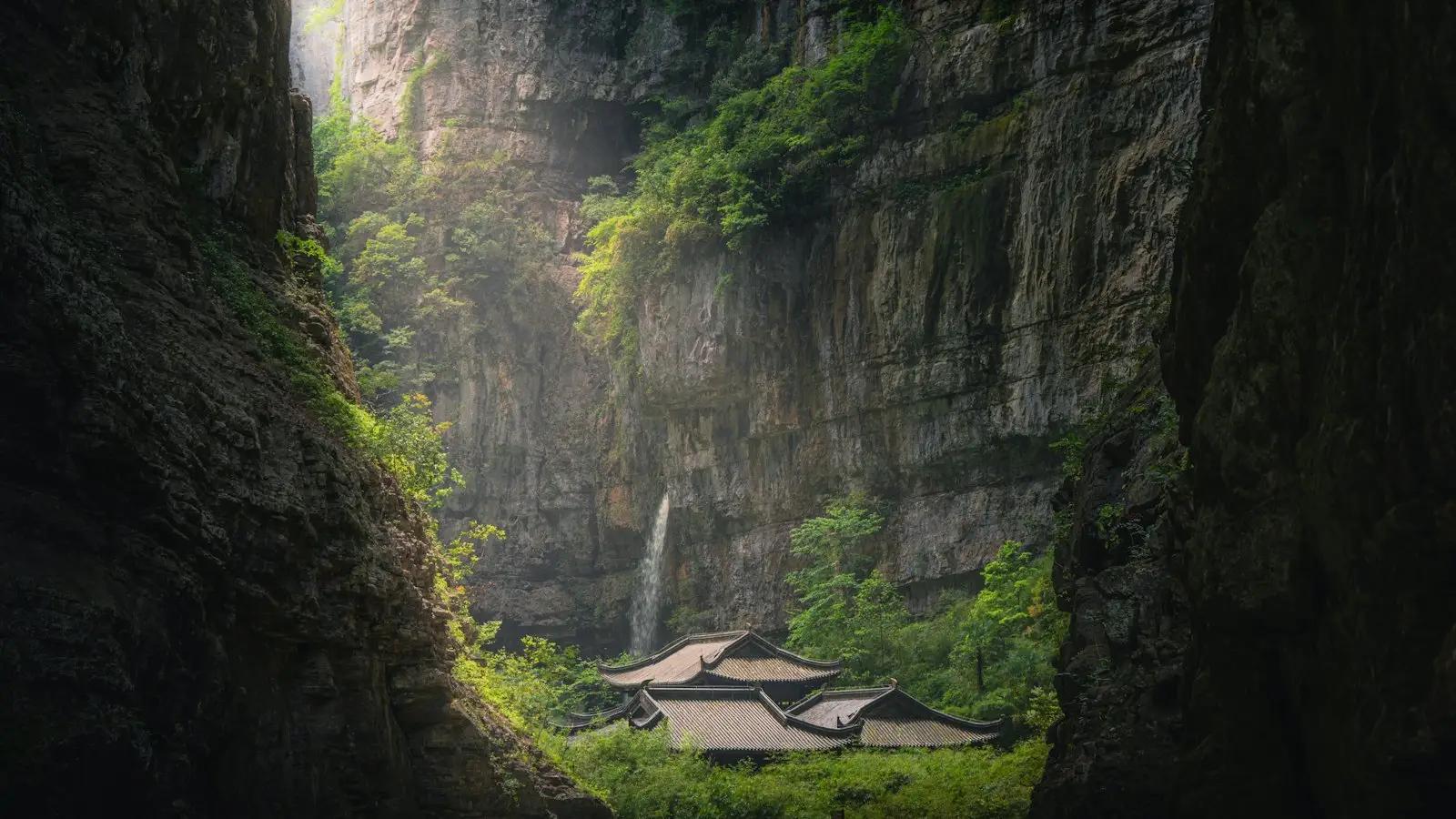 Air terjun jatuh ke lembah tersembunyi di Wulong