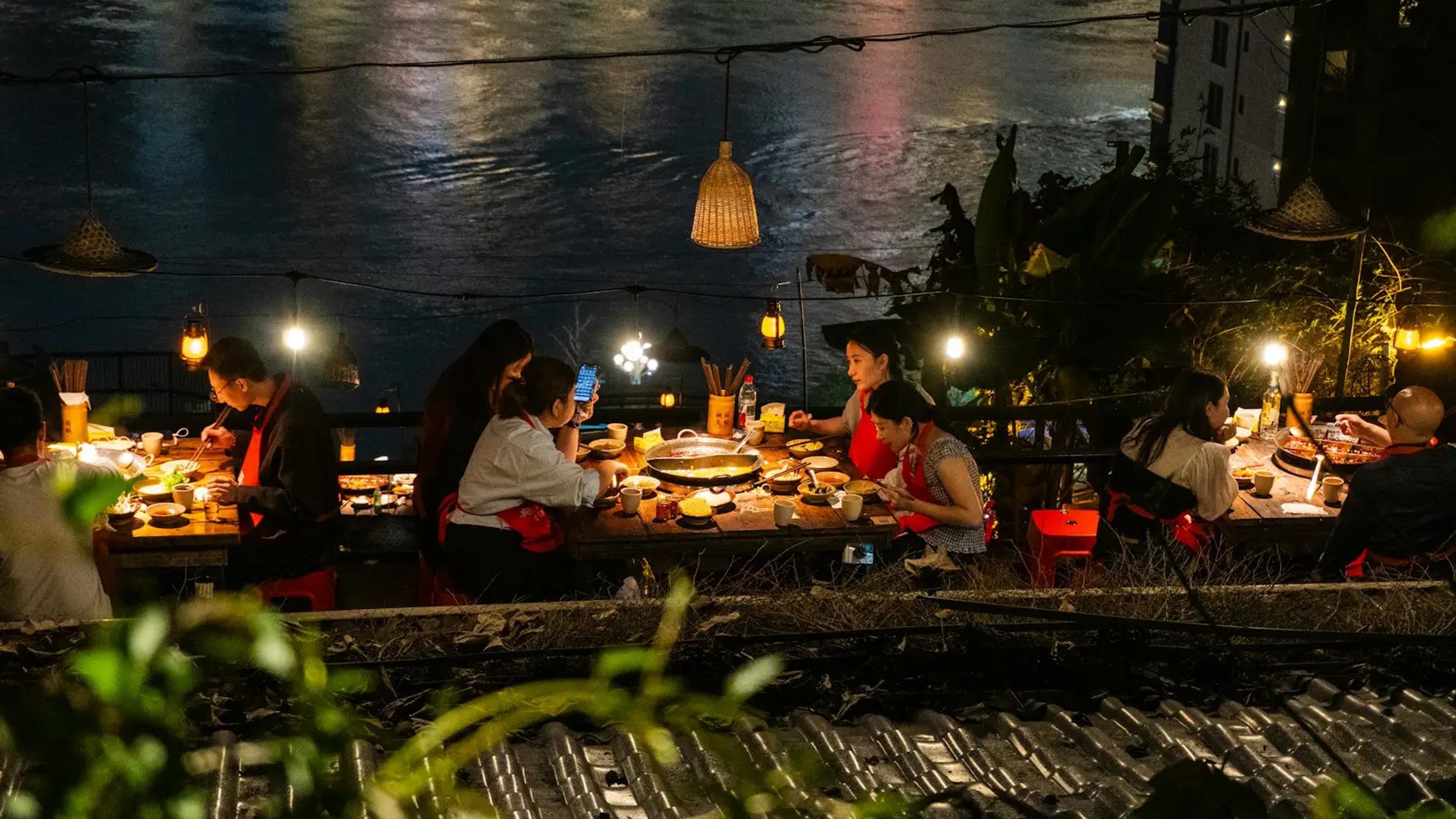 Suasana makan malam di tepi sungai Chongqing