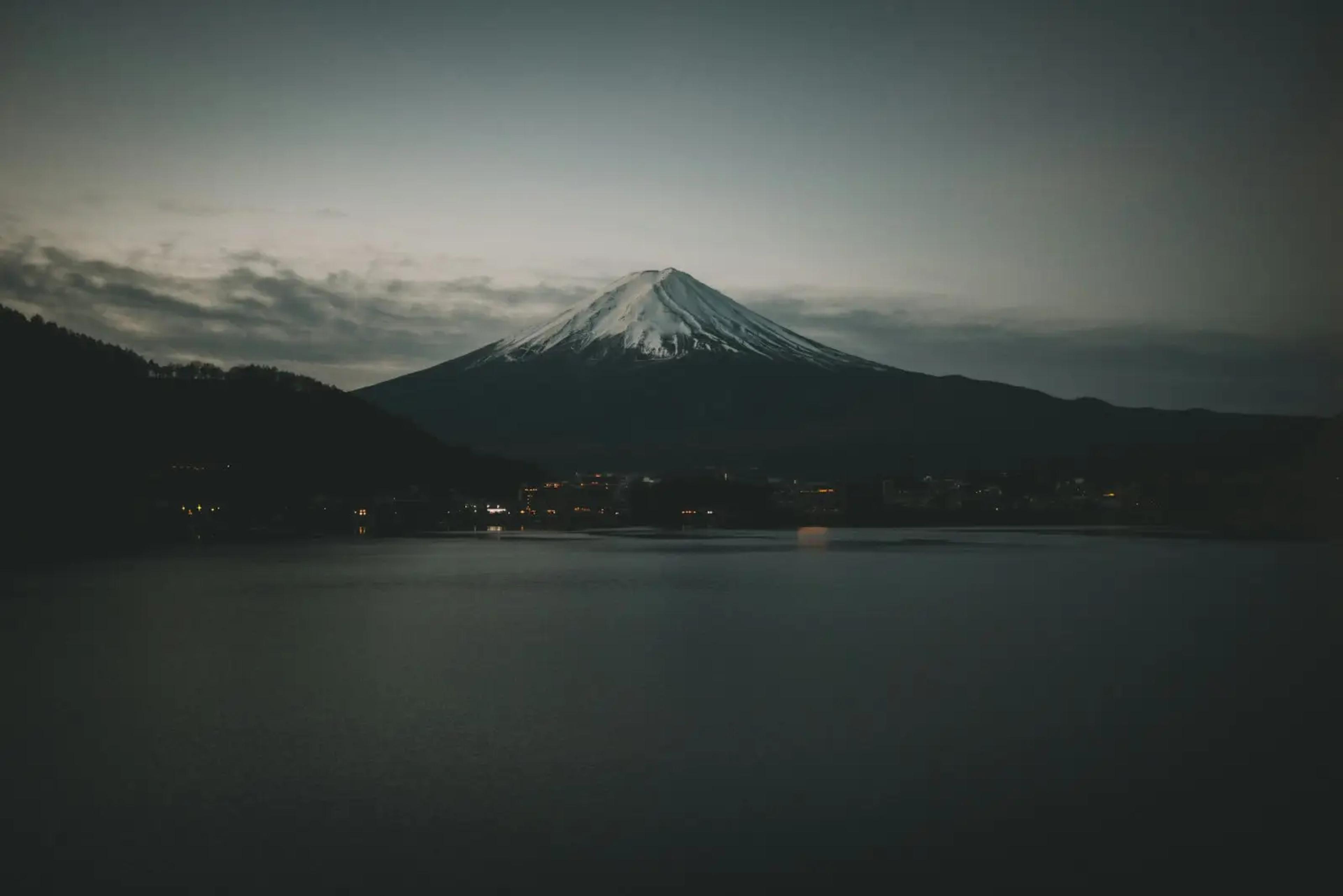 Gunung Fuji di atas danau pada malam hari