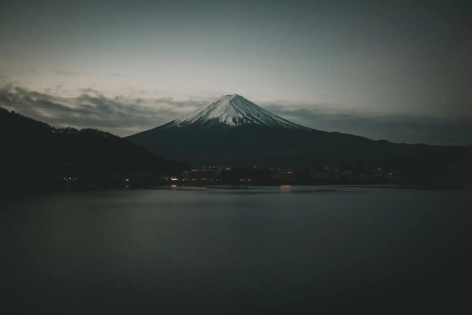Gunung Fuji di atas danau pada malam hari