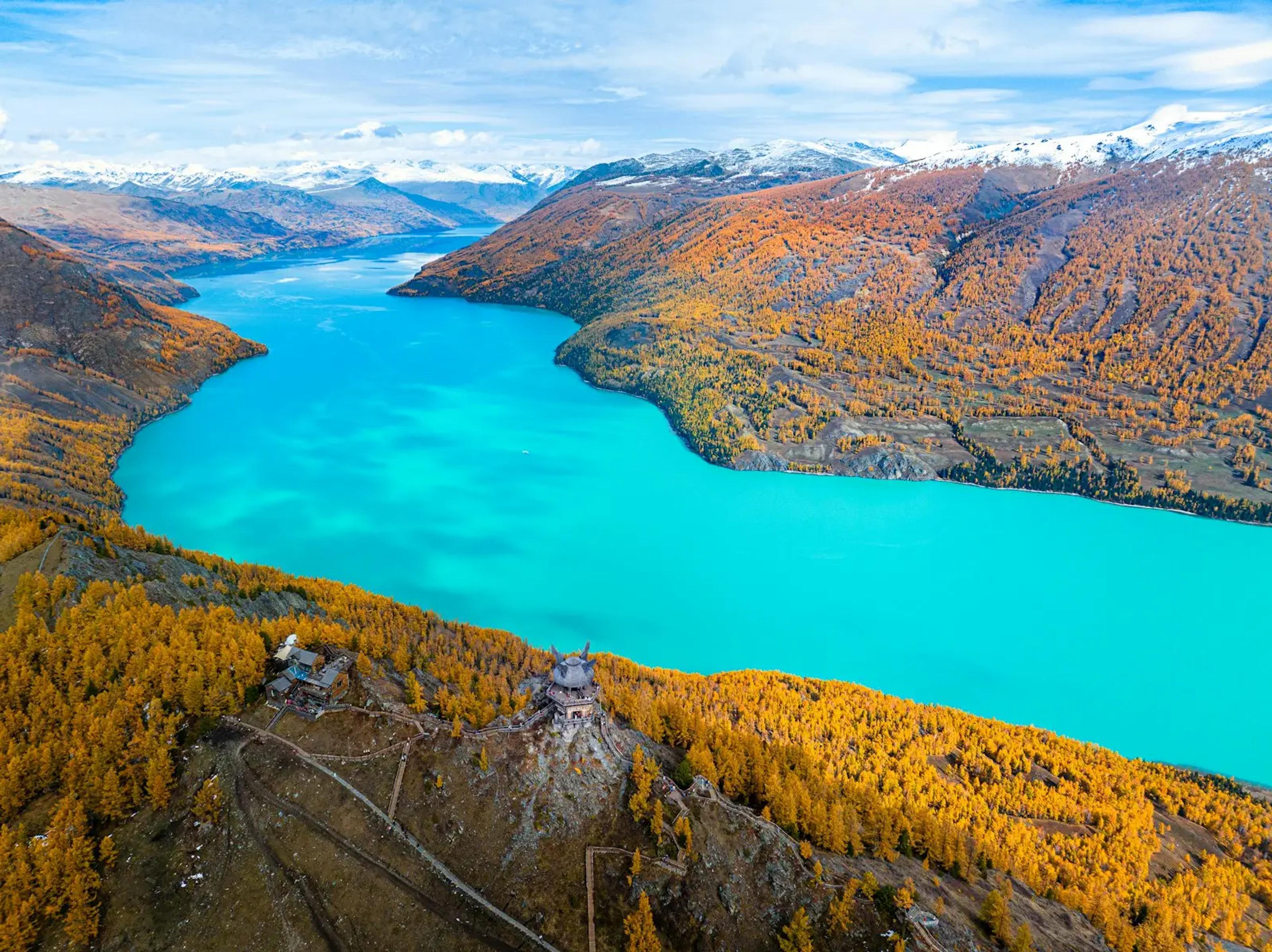 Danau Kanas dikelilingi pegunungan, Xinjiang