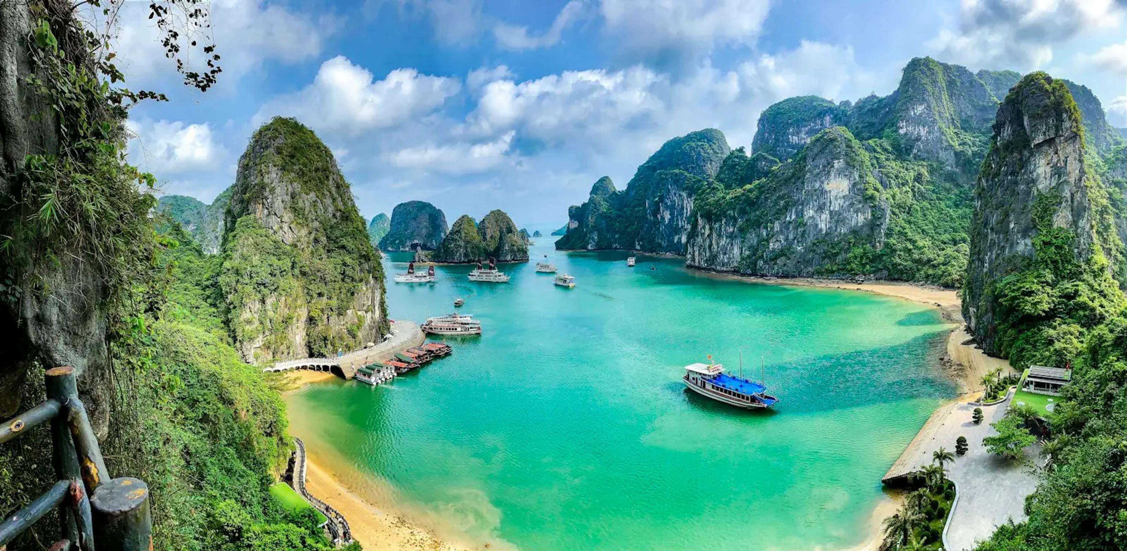 Kapal-kapal di air toska Teluk Ha Long