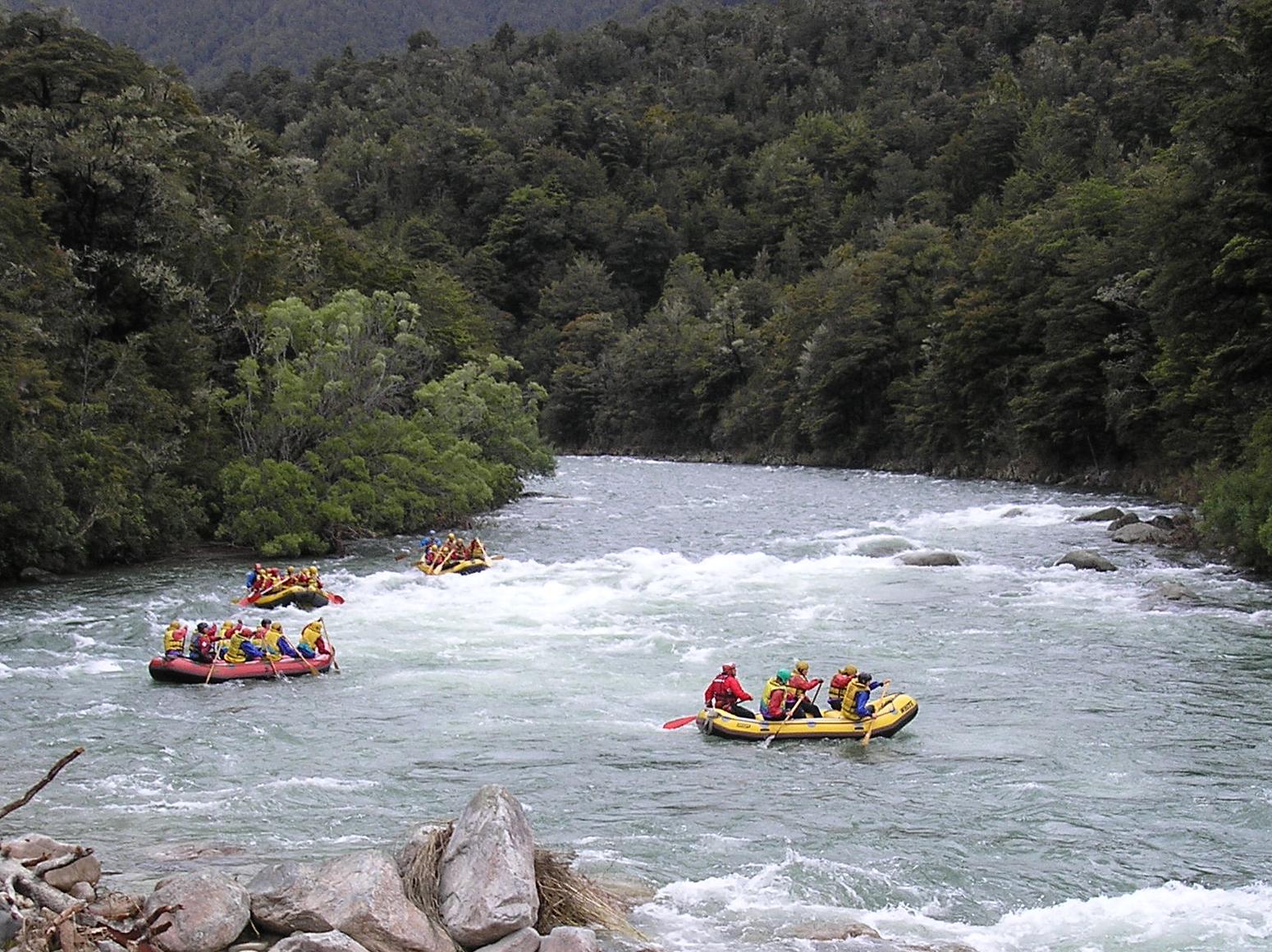 Christchurch Papanui Neuseeland Schüler:innen Water Rafting Fluss Boote Wald