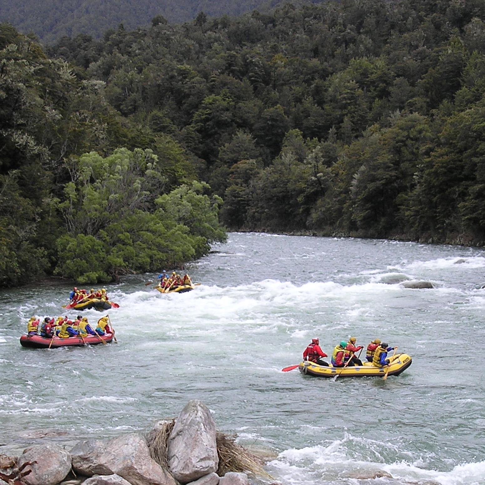 Christchurch Papanui Neuseeland Schüler:innen Water Rafting Fluss Boote Wald