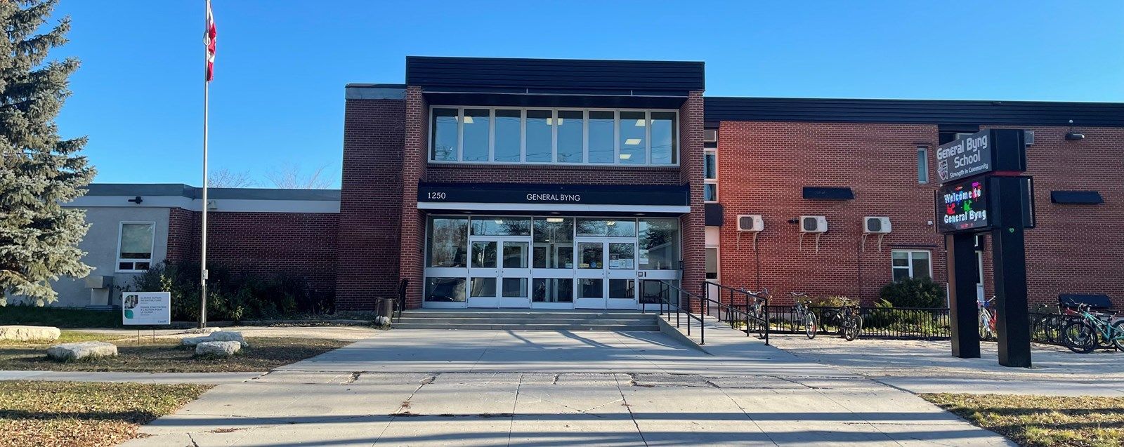 Außenaufnahme eines Schulgebäudes im Pembina Trails School District