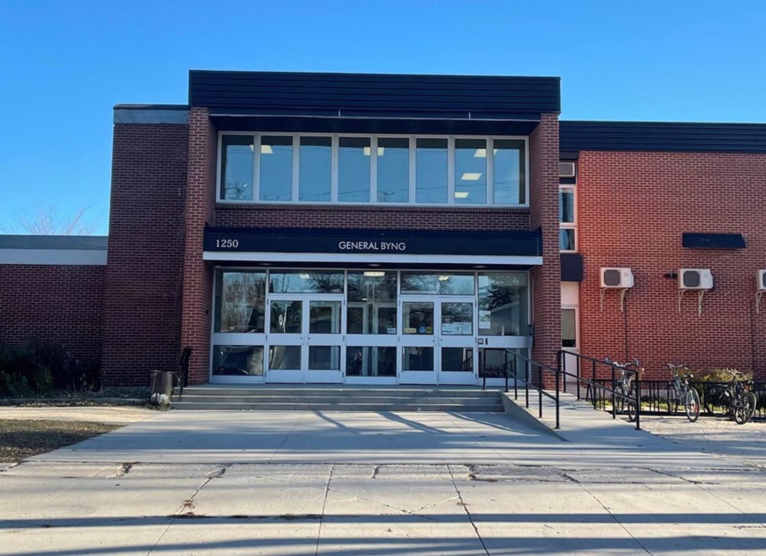 Außenaufnahme eines Schulgebäudes im Pembina Trails School District