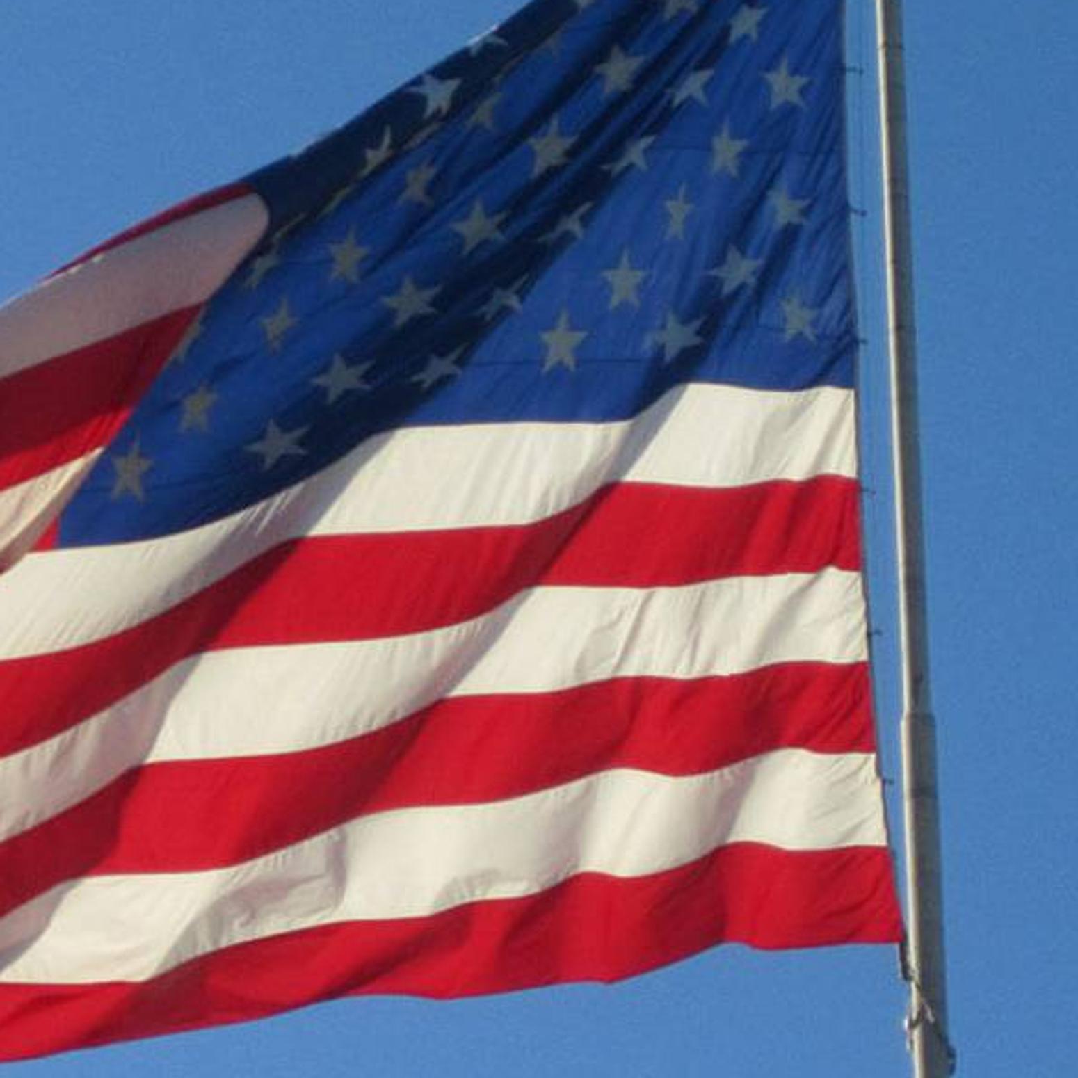 Bild einer großen amerikanischen Flagge die im Wind weht