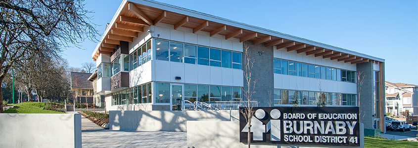 Außenaufnahme des Board of Education Gebäudes in Burnaby