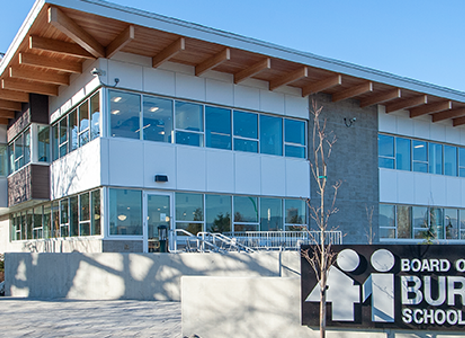Außenaufnahme des Board of Education Gebäudes in Burnaby