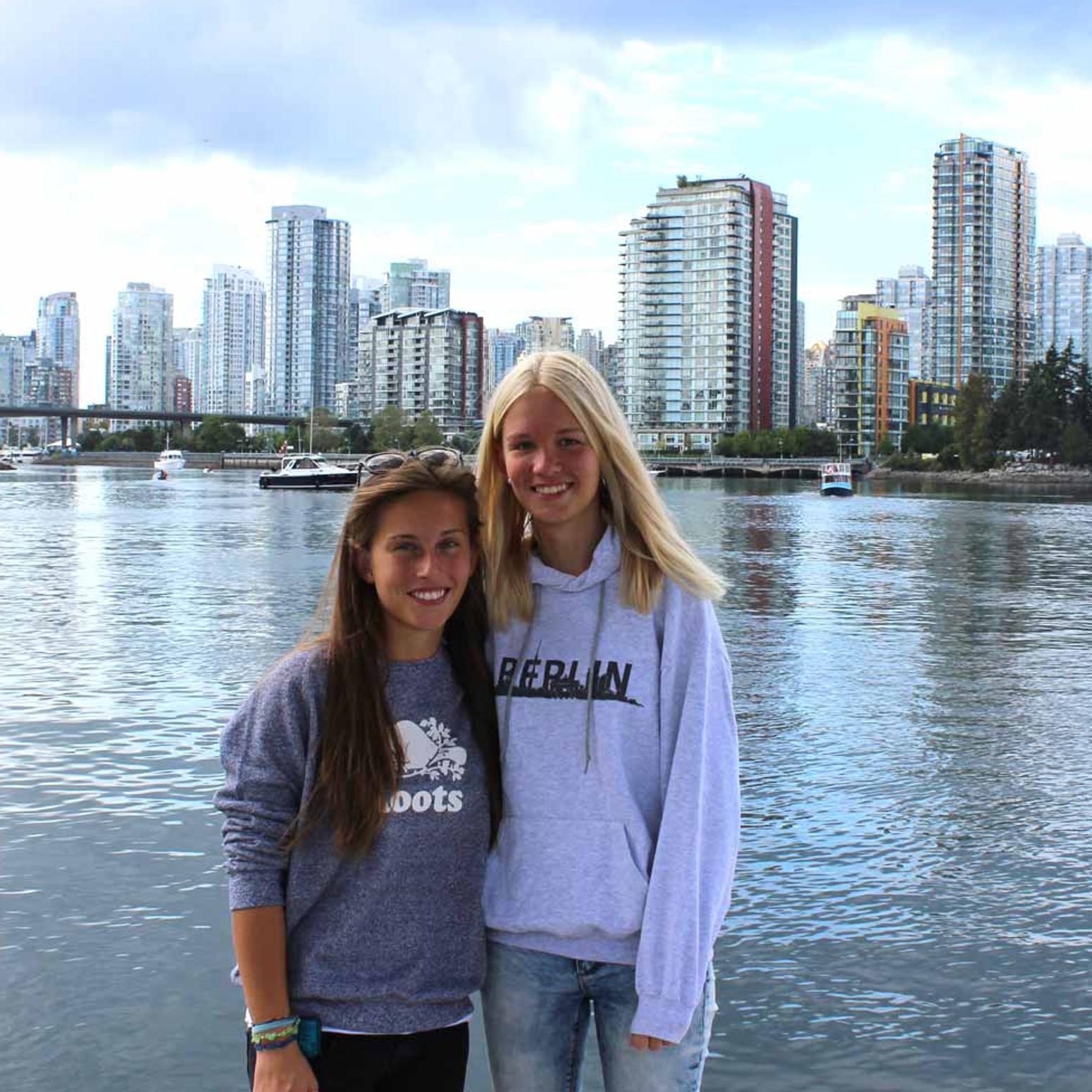 Zwei junge Frauen Posieren an einem See für ein Bild