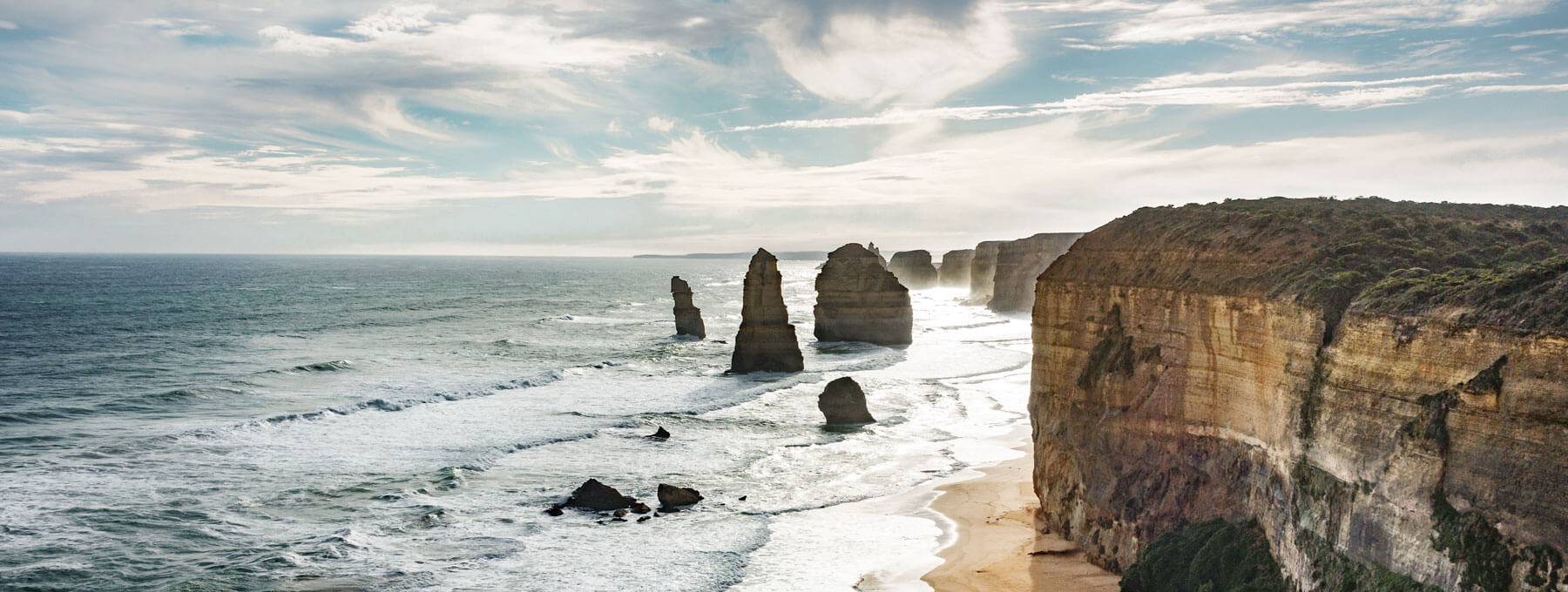 Bild von einer Küste mit großen Klippen