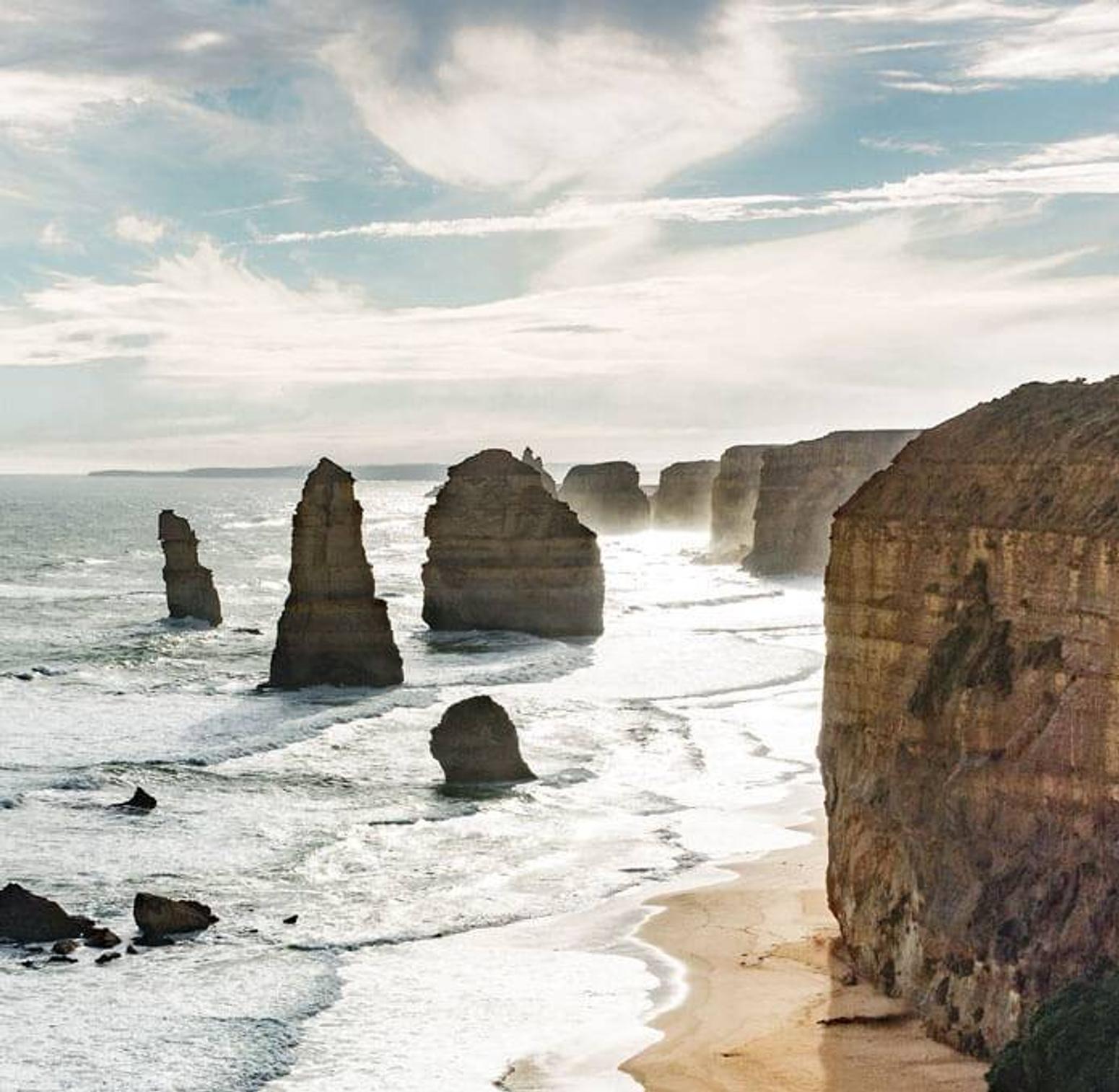 Bild von einer Küste mit großen Klippen