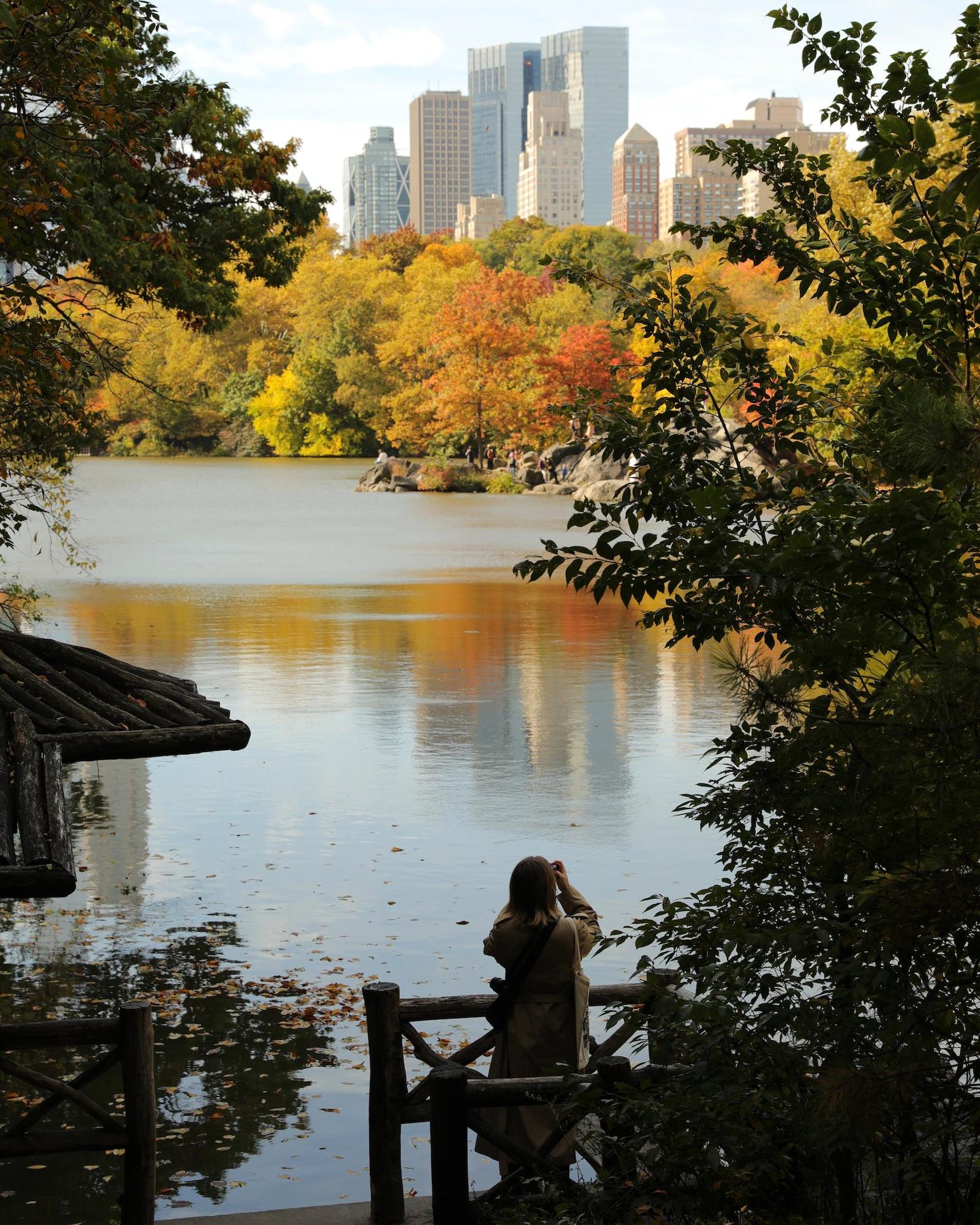 Frau steht an einem See im Central Park